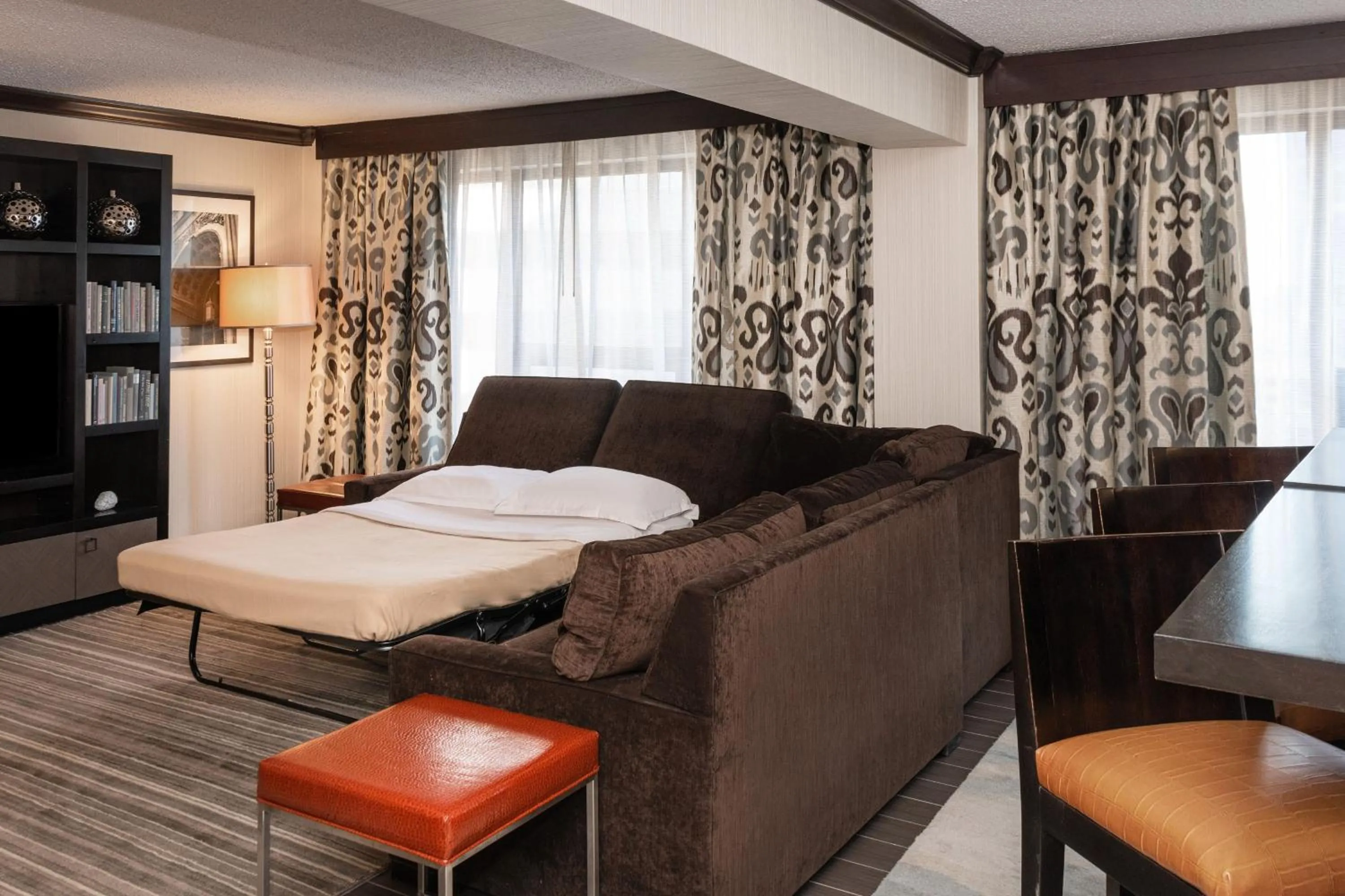 Living room in Sheraton Indianapolis City Centre Hotel