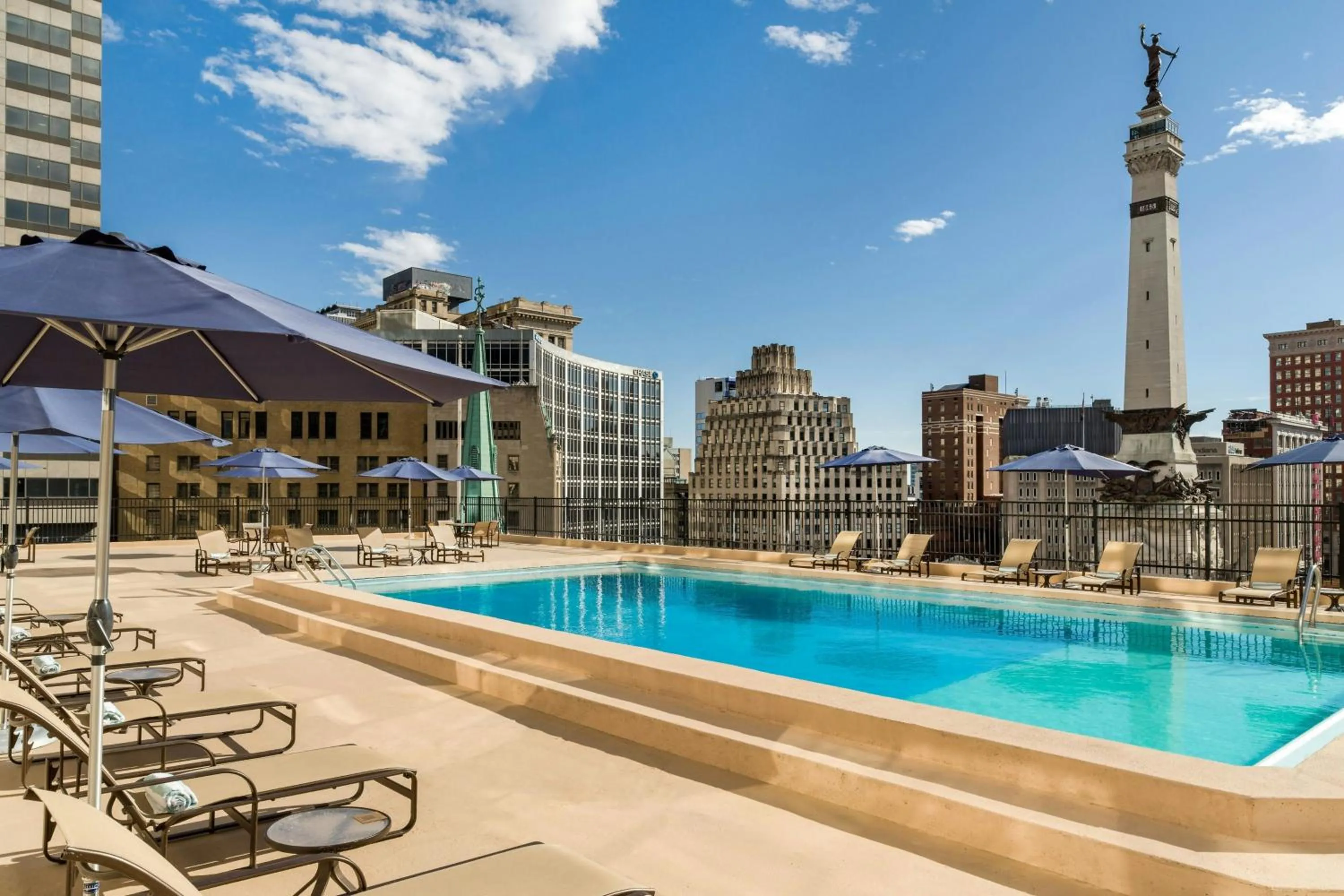Swimming pool in Sheraton Indianapolis City Centre Hotel