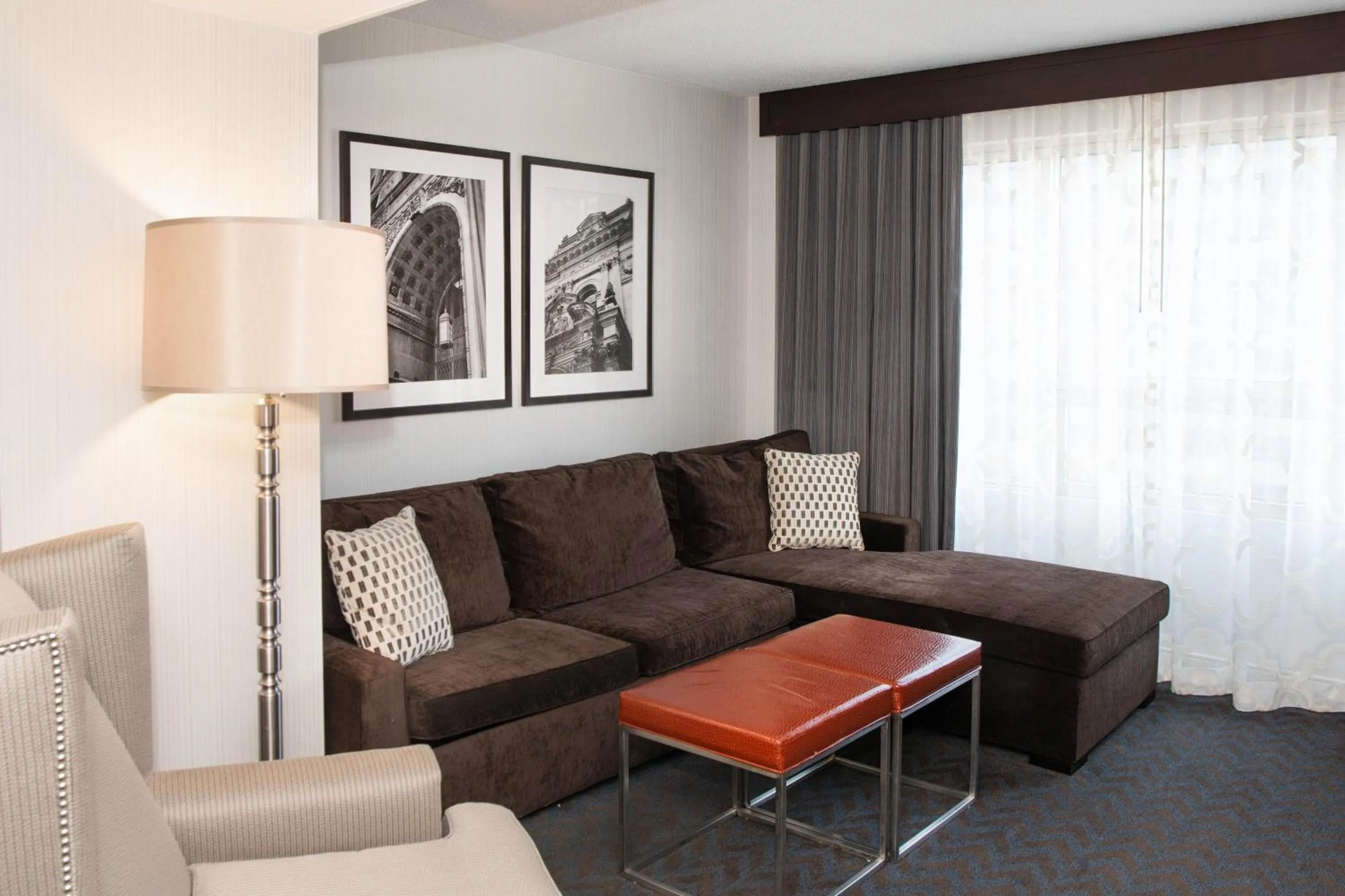 Living room in Sheraton Indianapolis City Centre Hotel