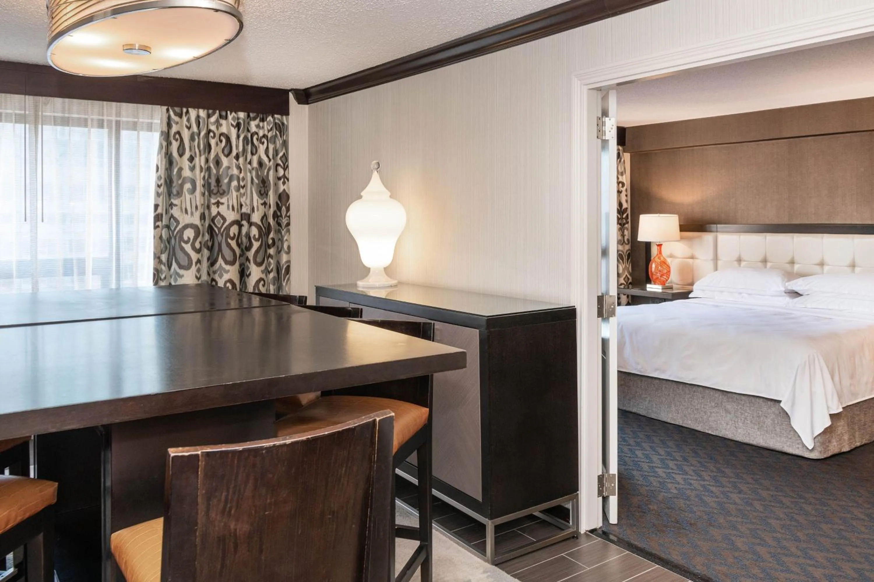 Living room, Bed in Sheraton Indianapolis City Centre Hotel