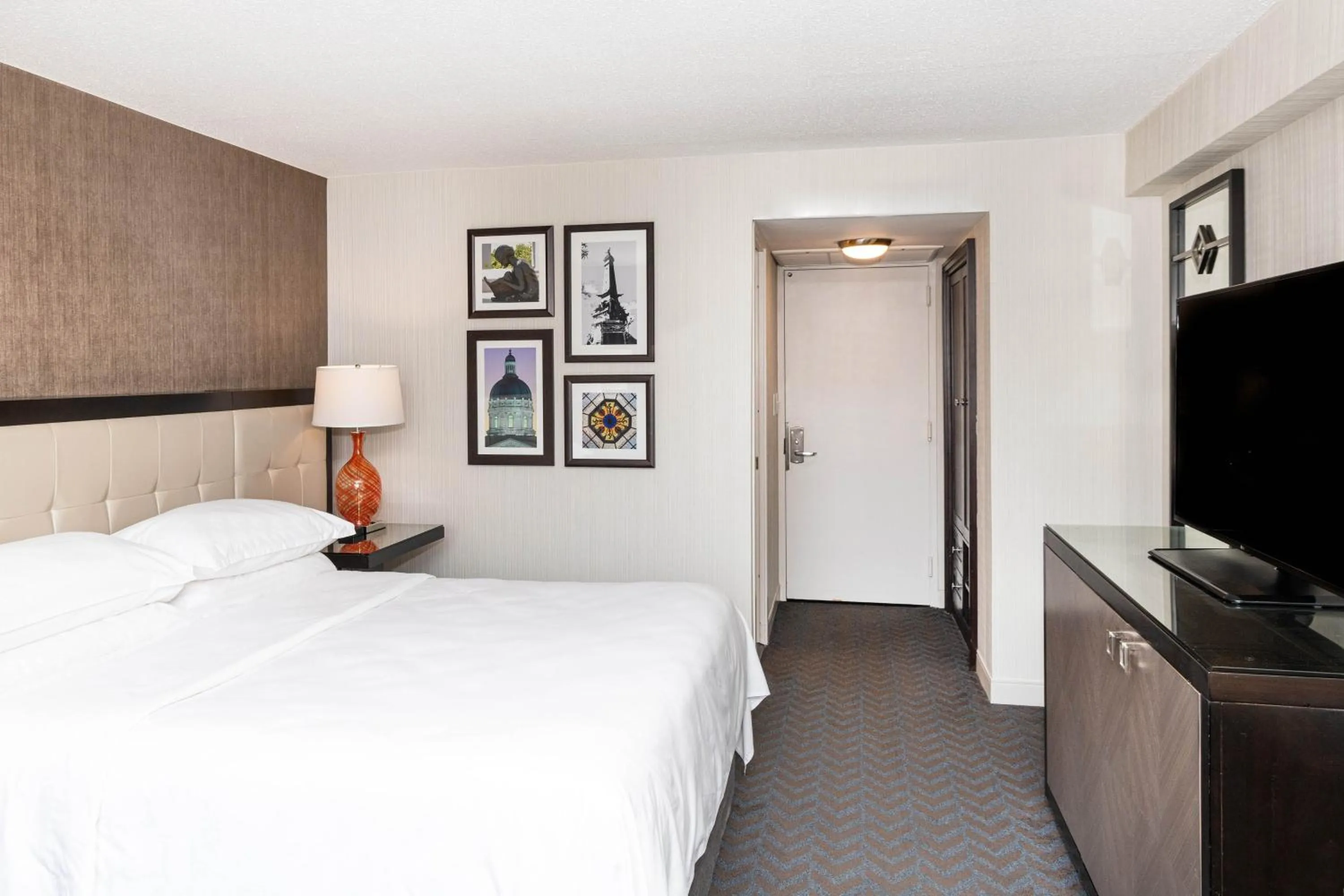 Photo of the whole room, Bed in Sheraton Indianapolis City Centre Hotel