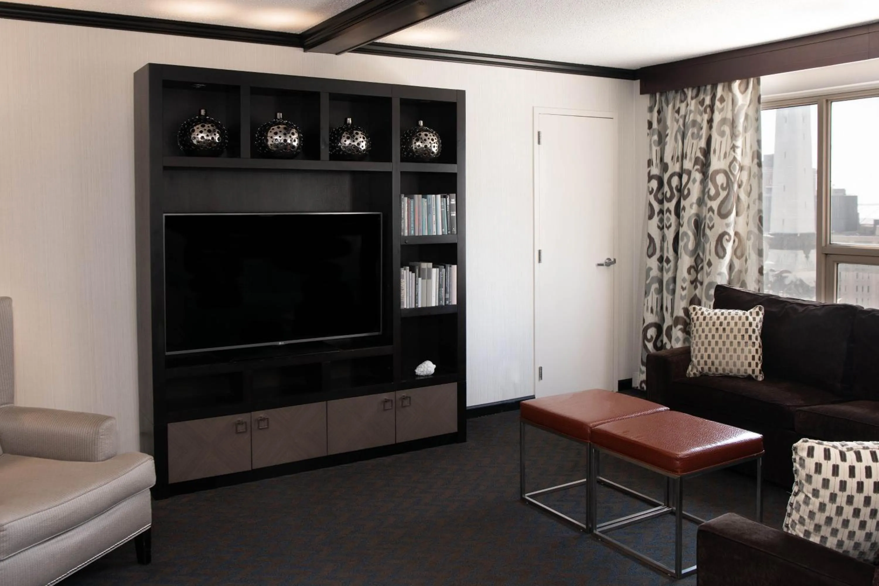 Living room in Sheraton Indianapolis City Centre Hotel