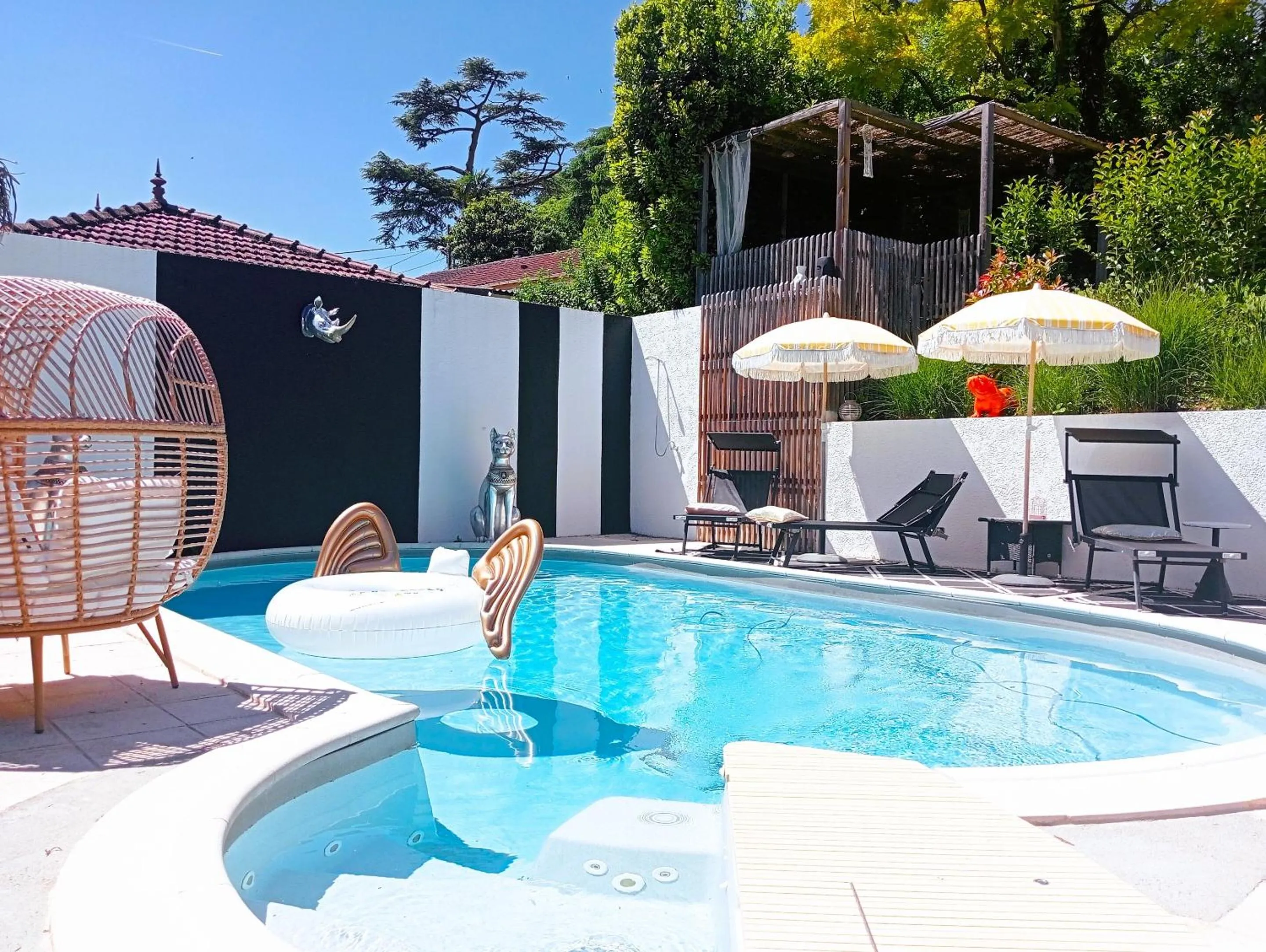 Pool view in Quand la ville dort