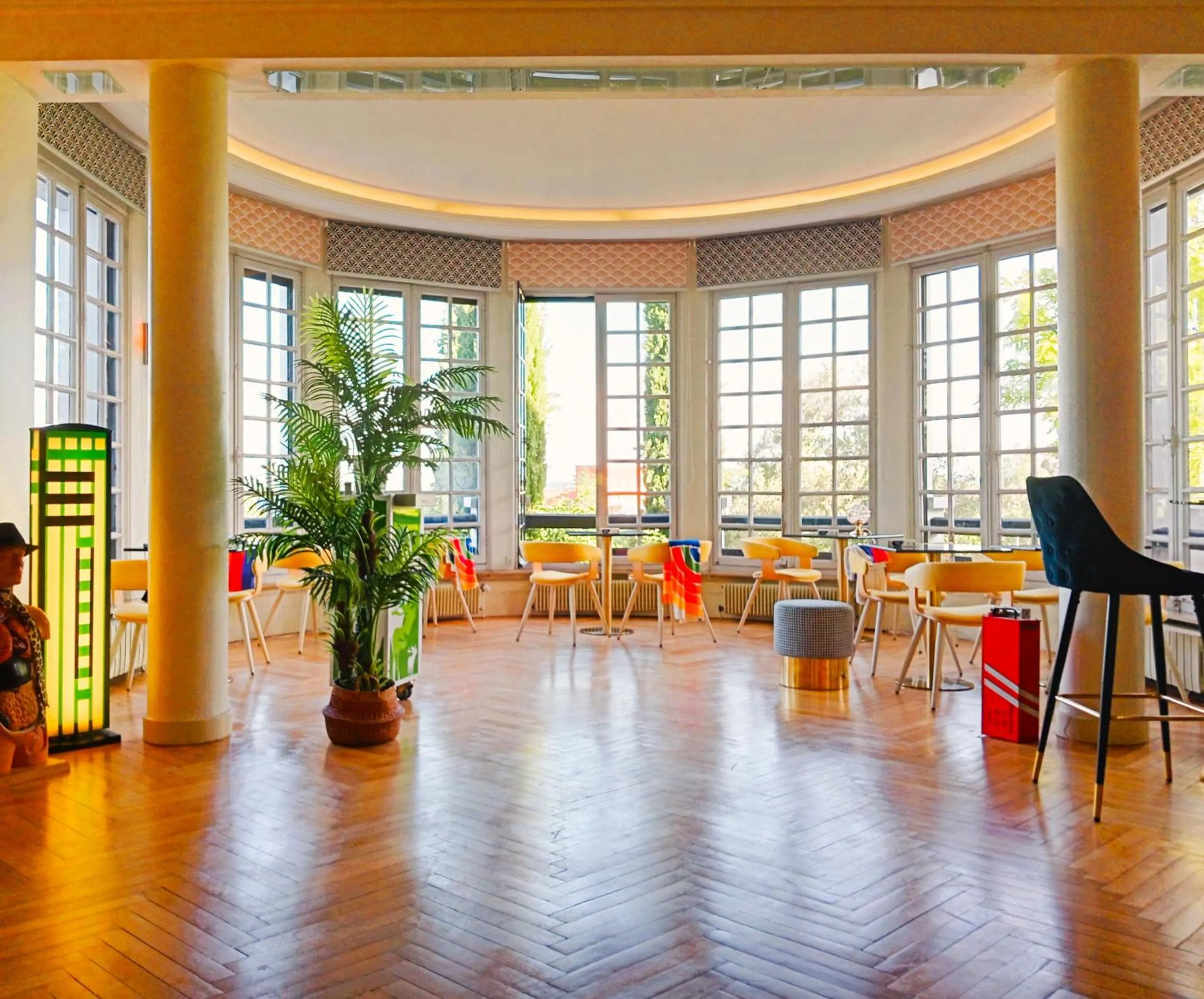 Dining area in Quand la ville dort
