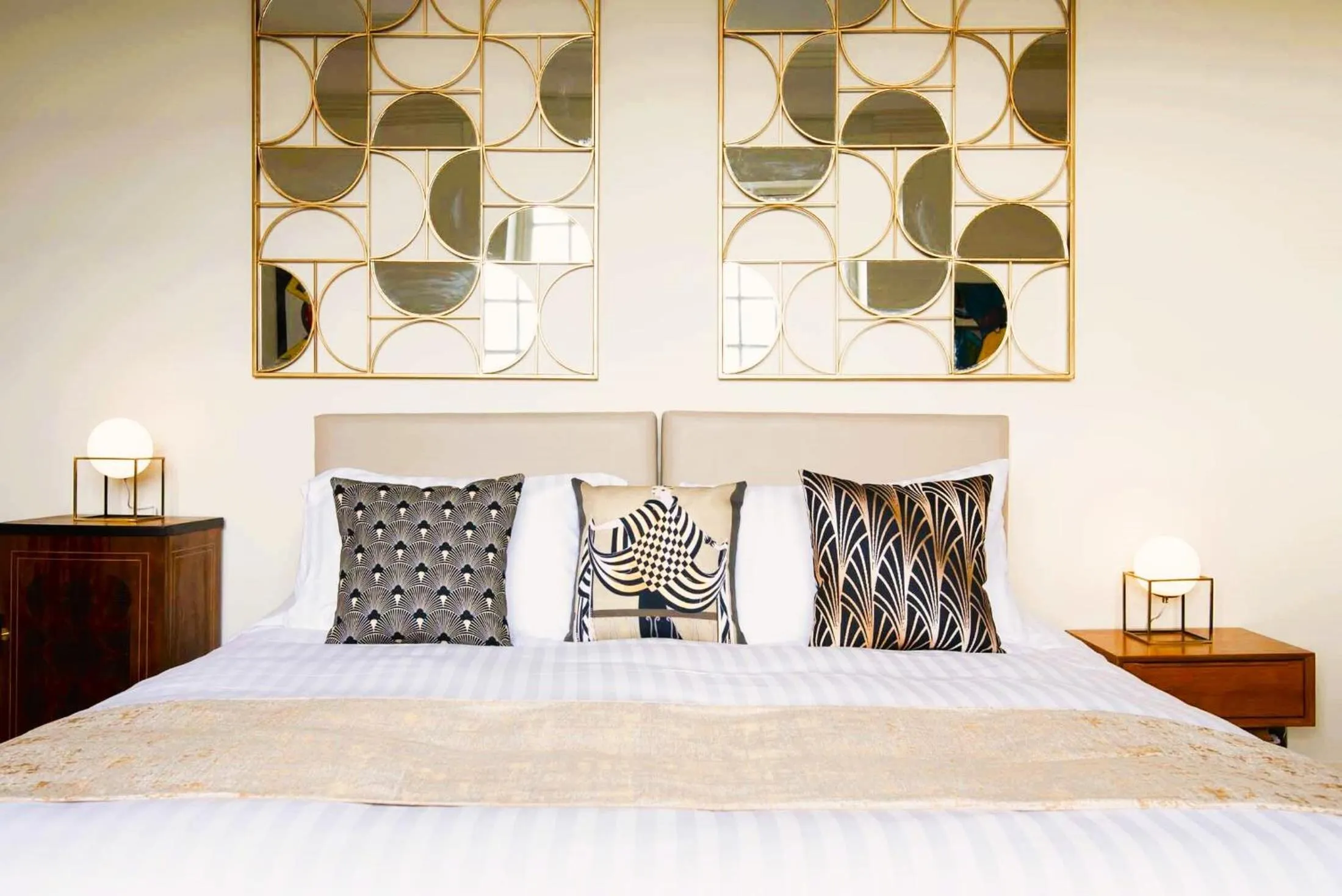 Bedroom, Bed in Quand la ville dort