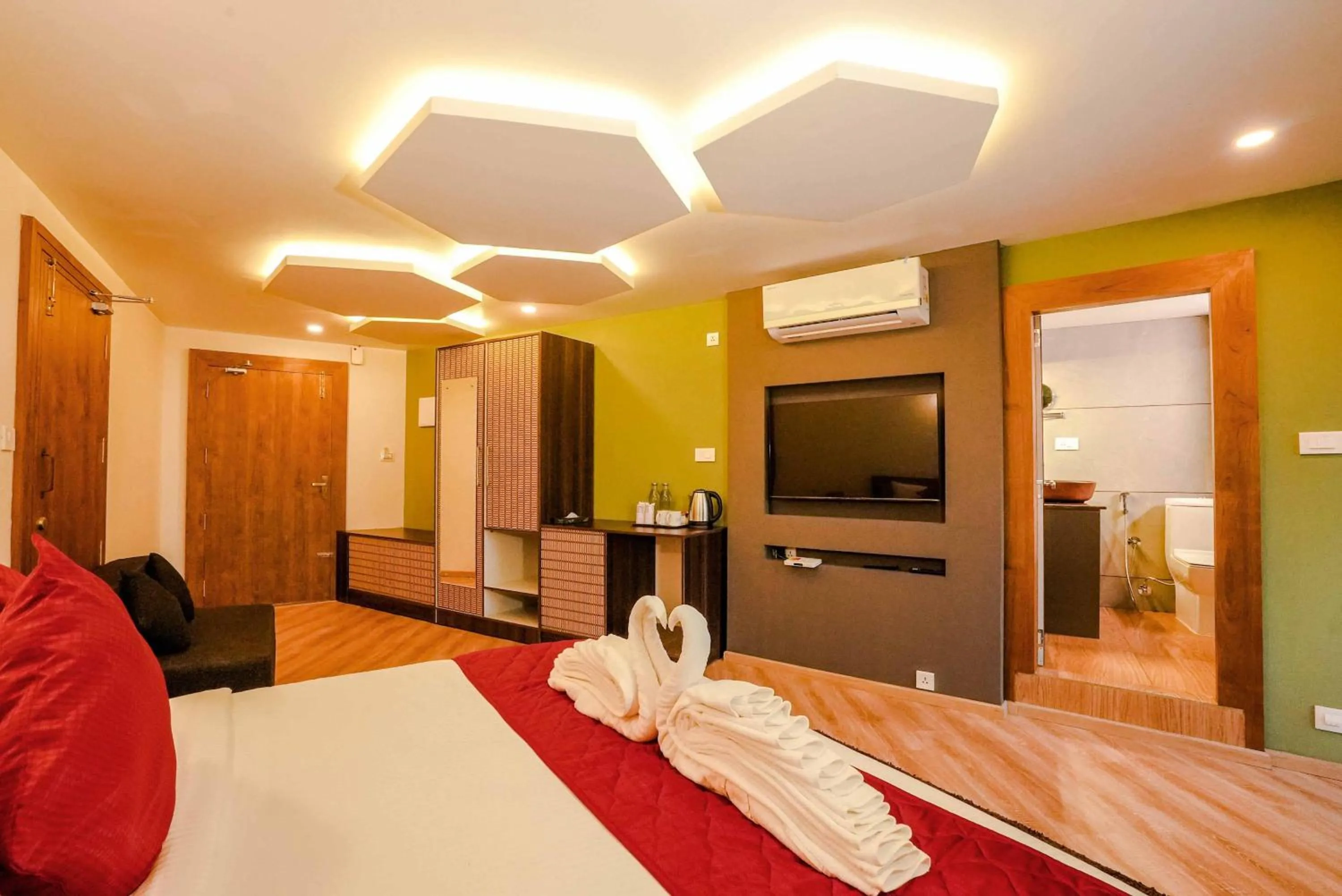 Bedroom, Bed in Kuruva Island Resort And Spa - By KABINI BREEZE