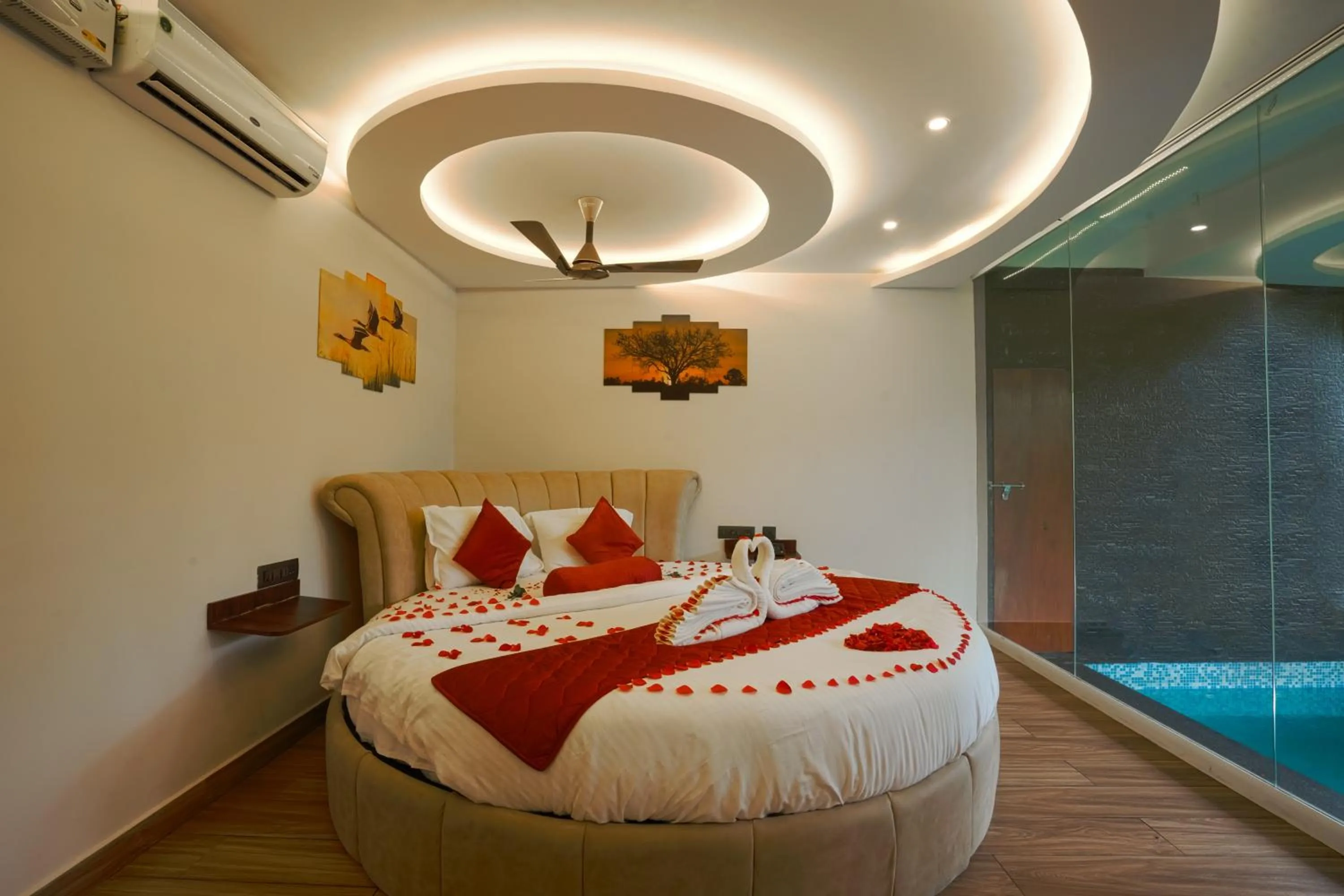 Bedroom, Bed in Kuruva Island Resort And Spa - By KABINI BREEZE