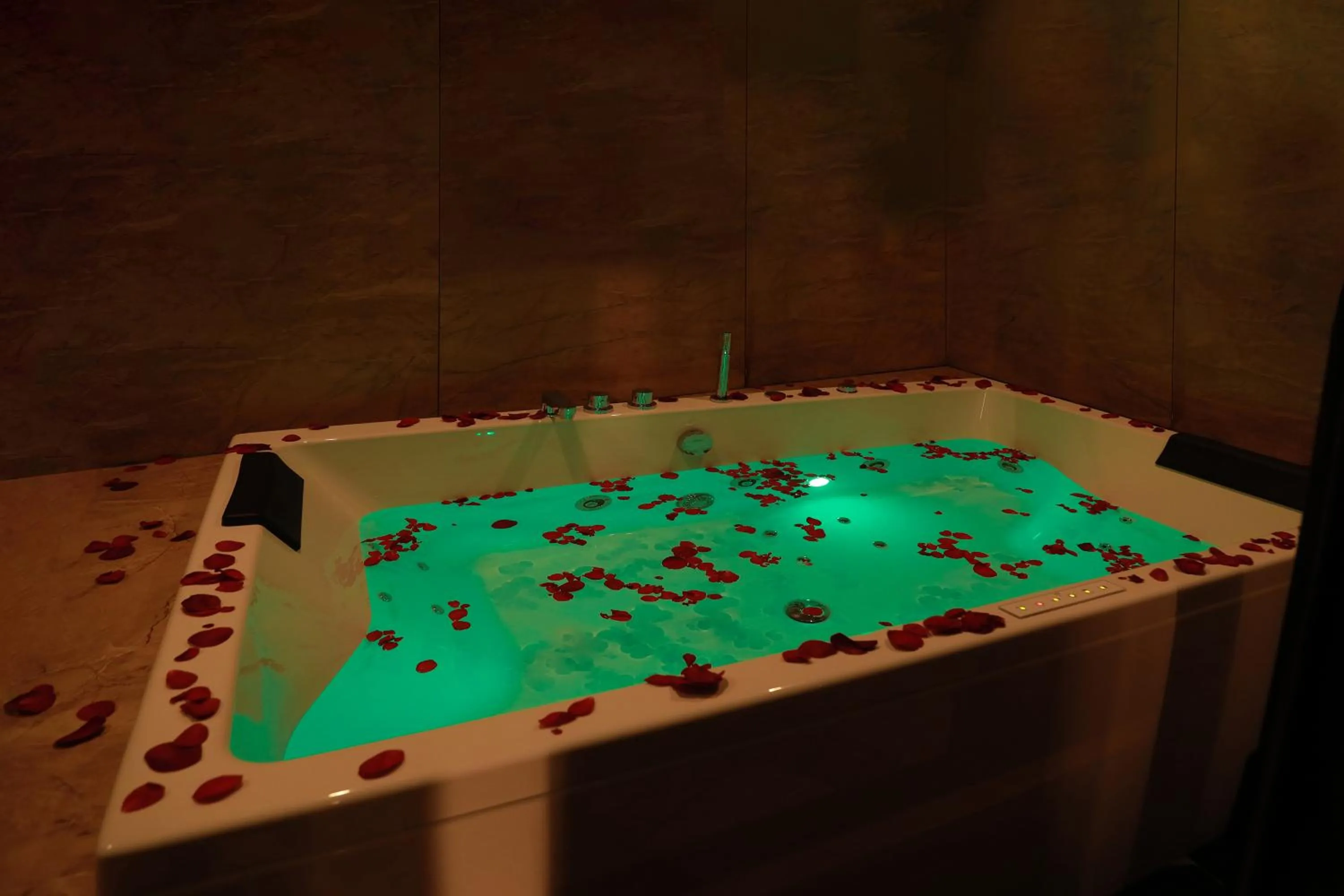 Hot Tub in Kuruva Island Resort And Spa - By KABINI BREEZE