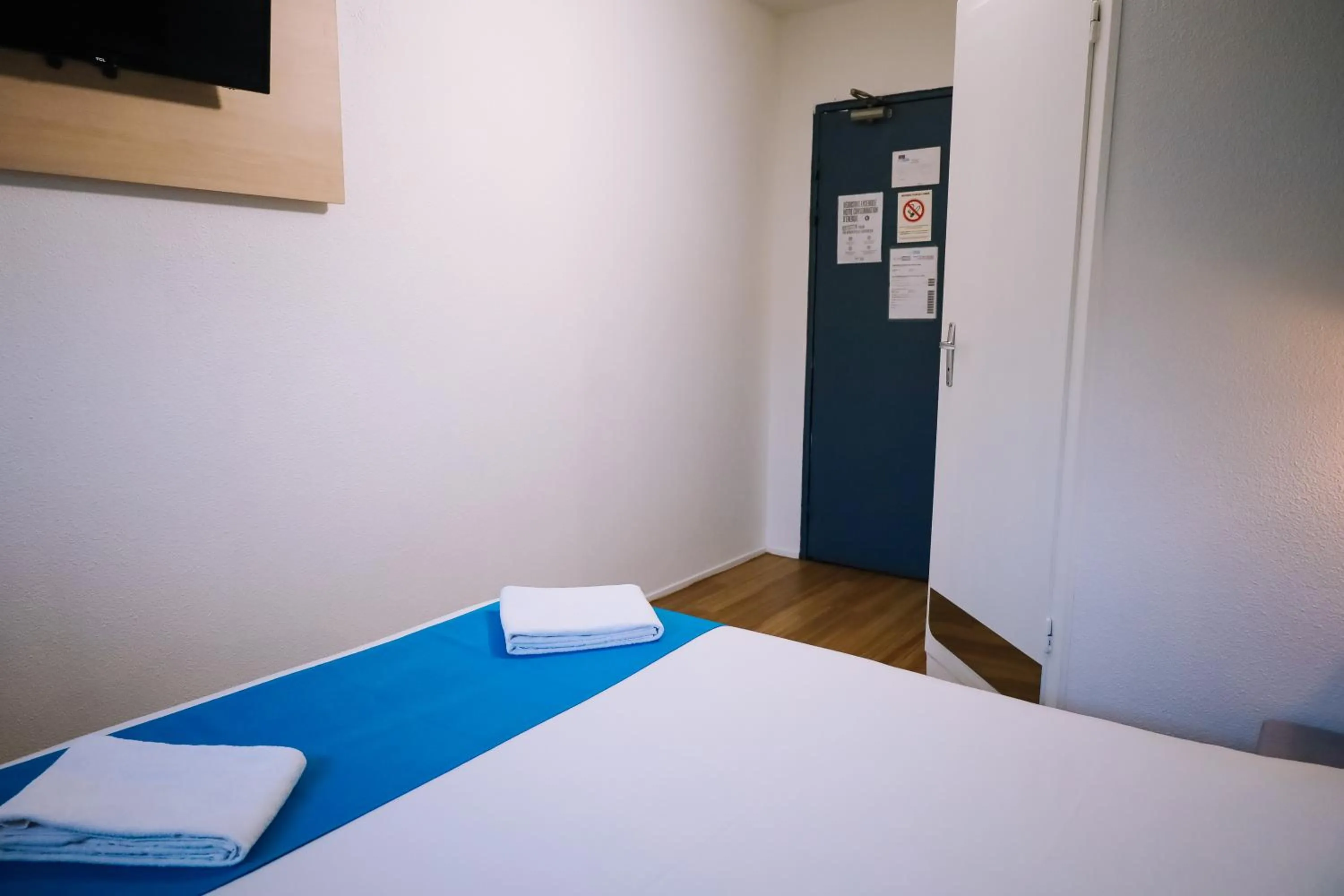 TV and multimedia, Bed in Kyriad Direct Chilly-Mazarin