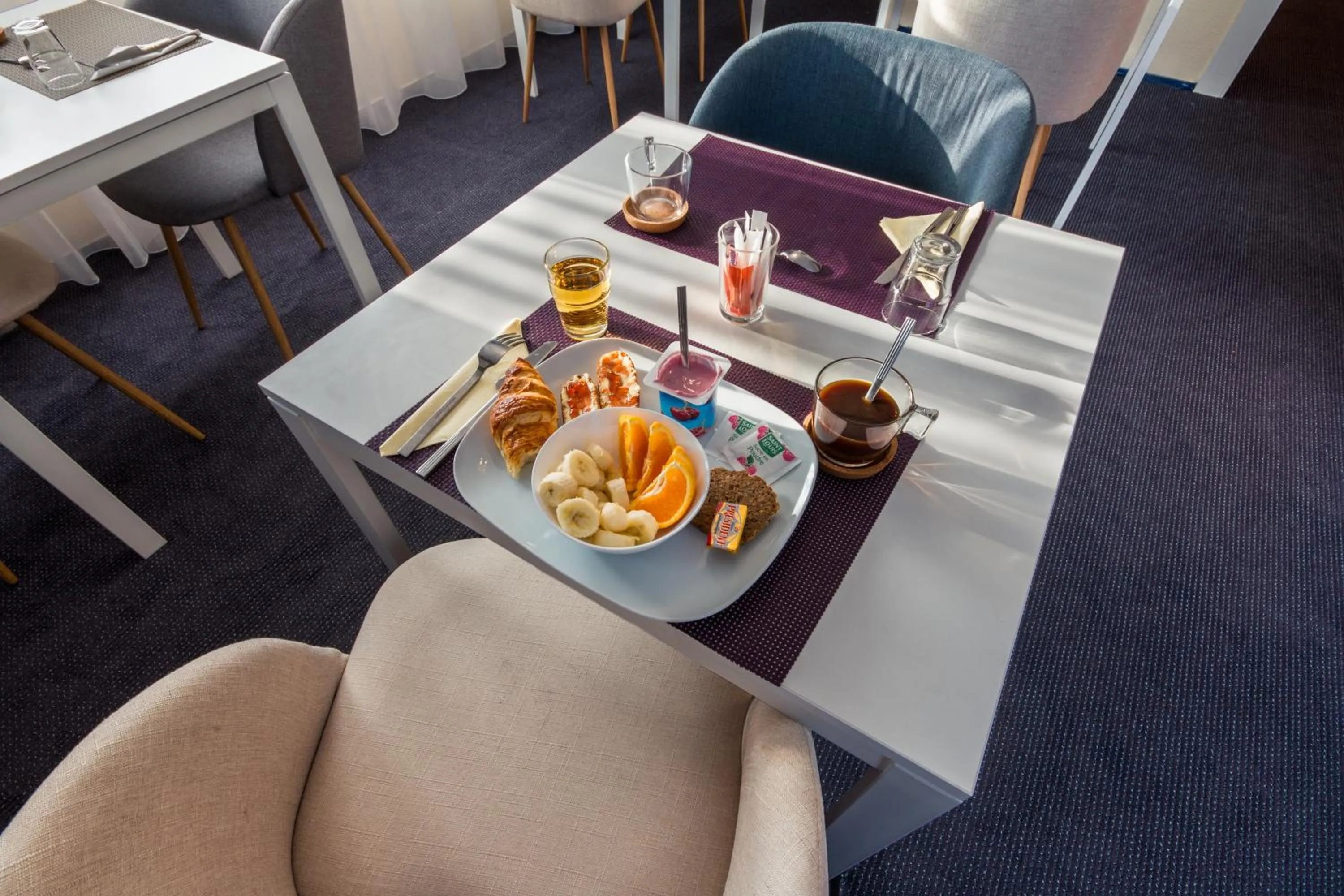 Staff in Kyriad Direct Chilly-Mazarin