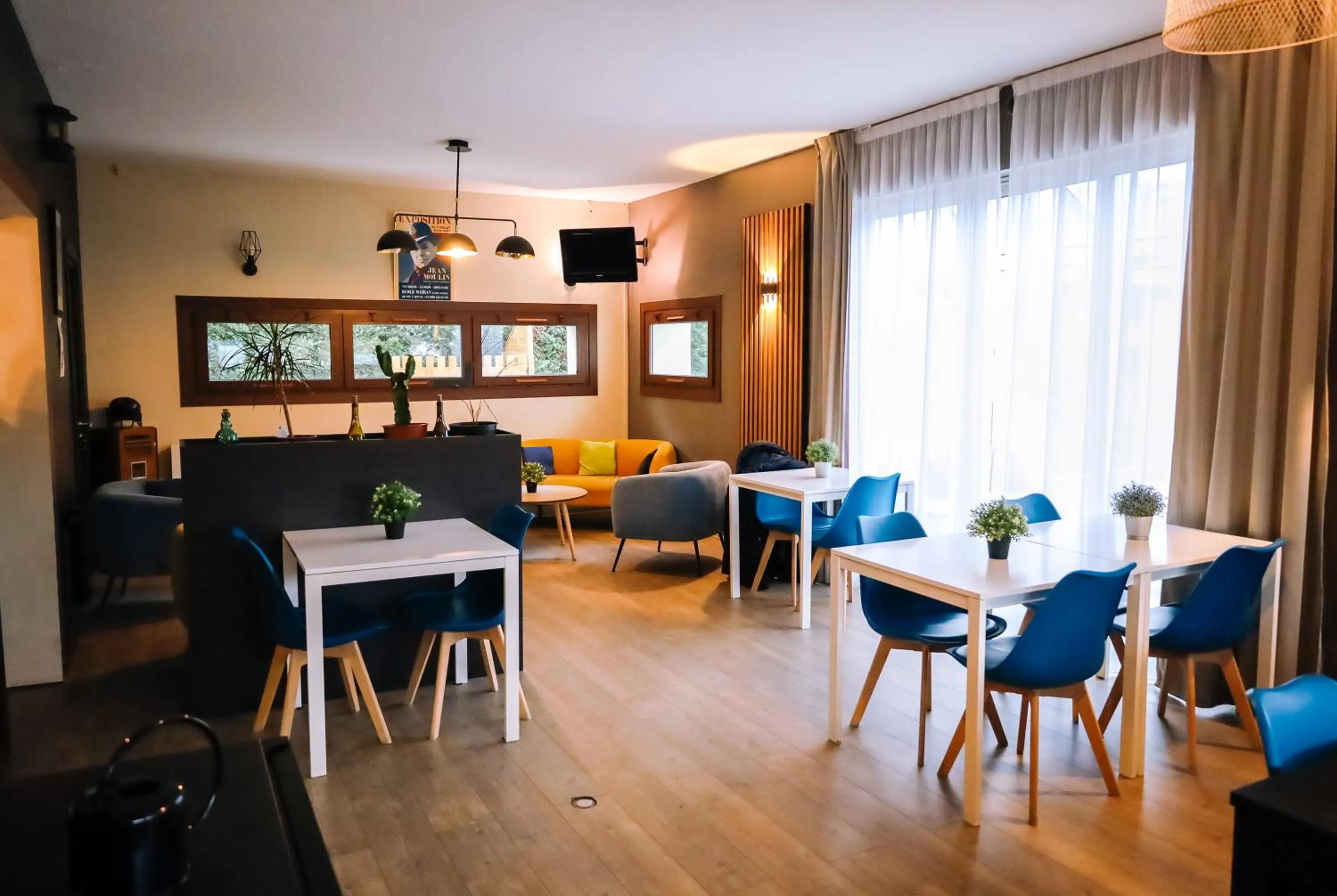 Living room, Restaurant/Places to Eat in Kyriad Direct Chilly-Mazarin