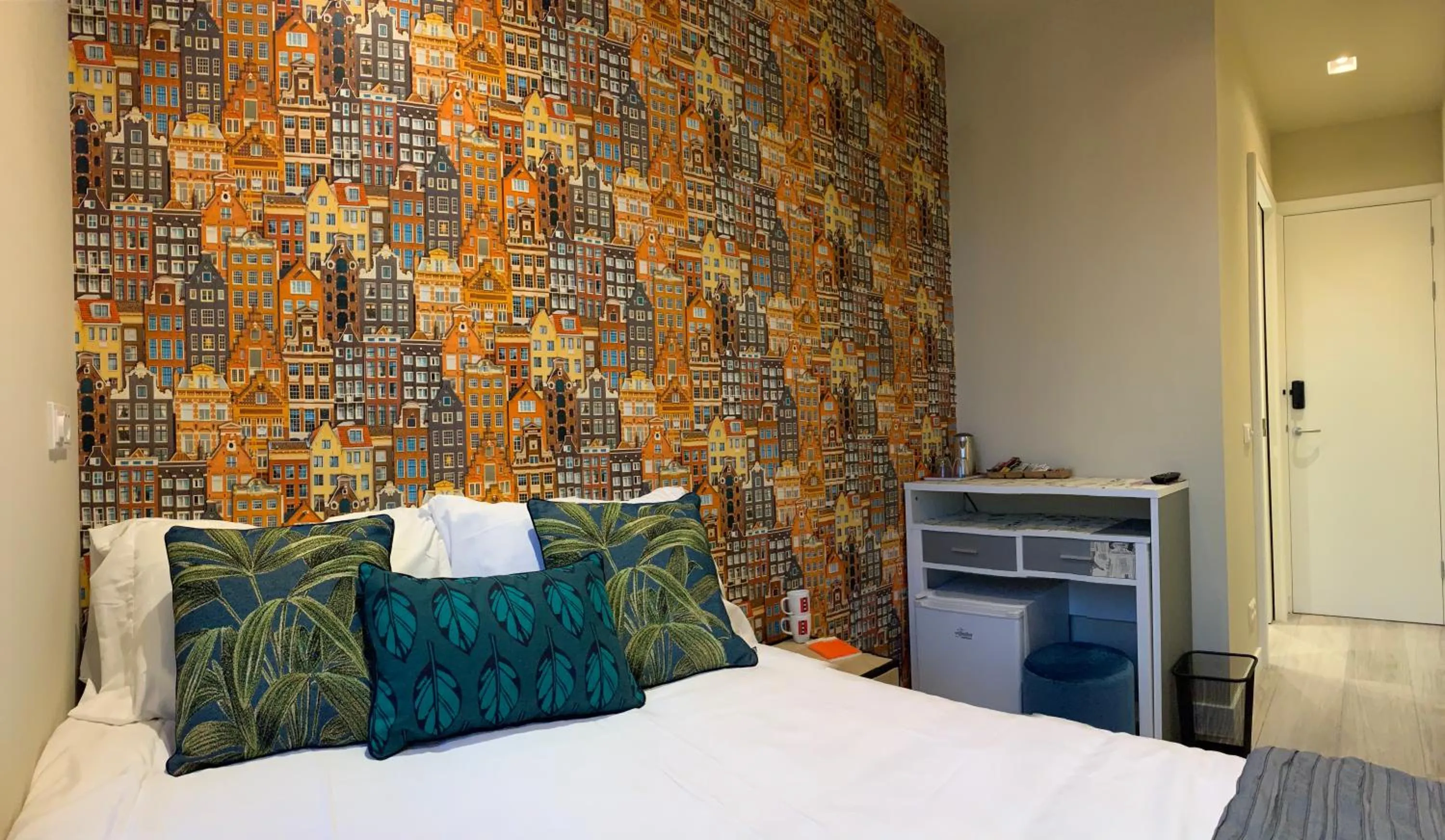 Photo of the whole room, Bed in RoomWest