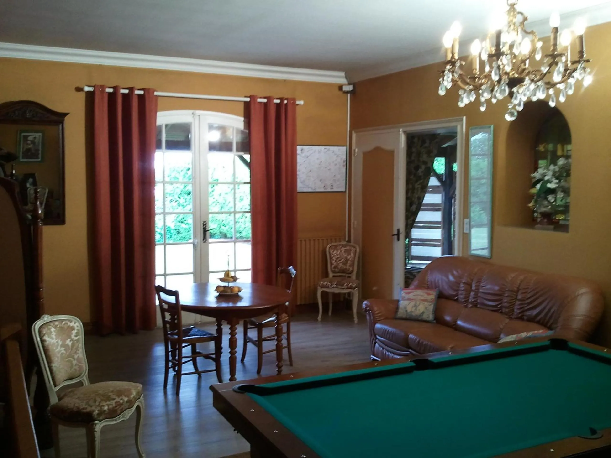 Communal lounge/ TV room in Mas du Trezon