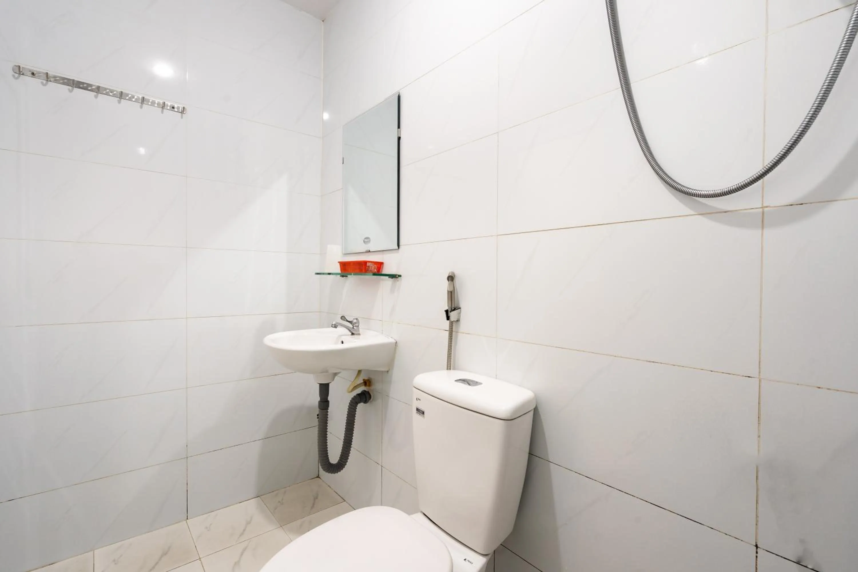 Shower in Lam Sơn Hotel