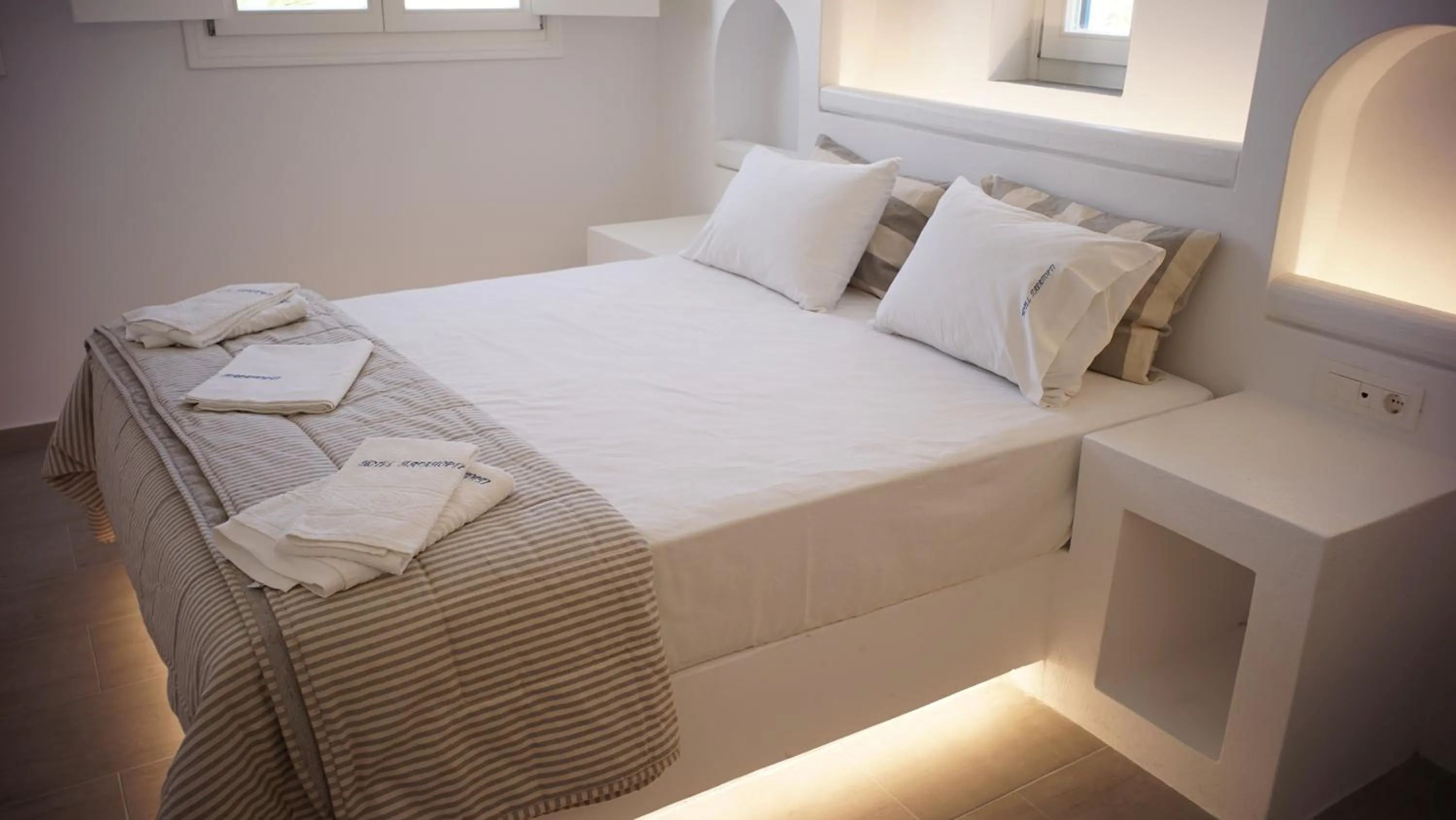 Bedroom, Bed in Paraporti