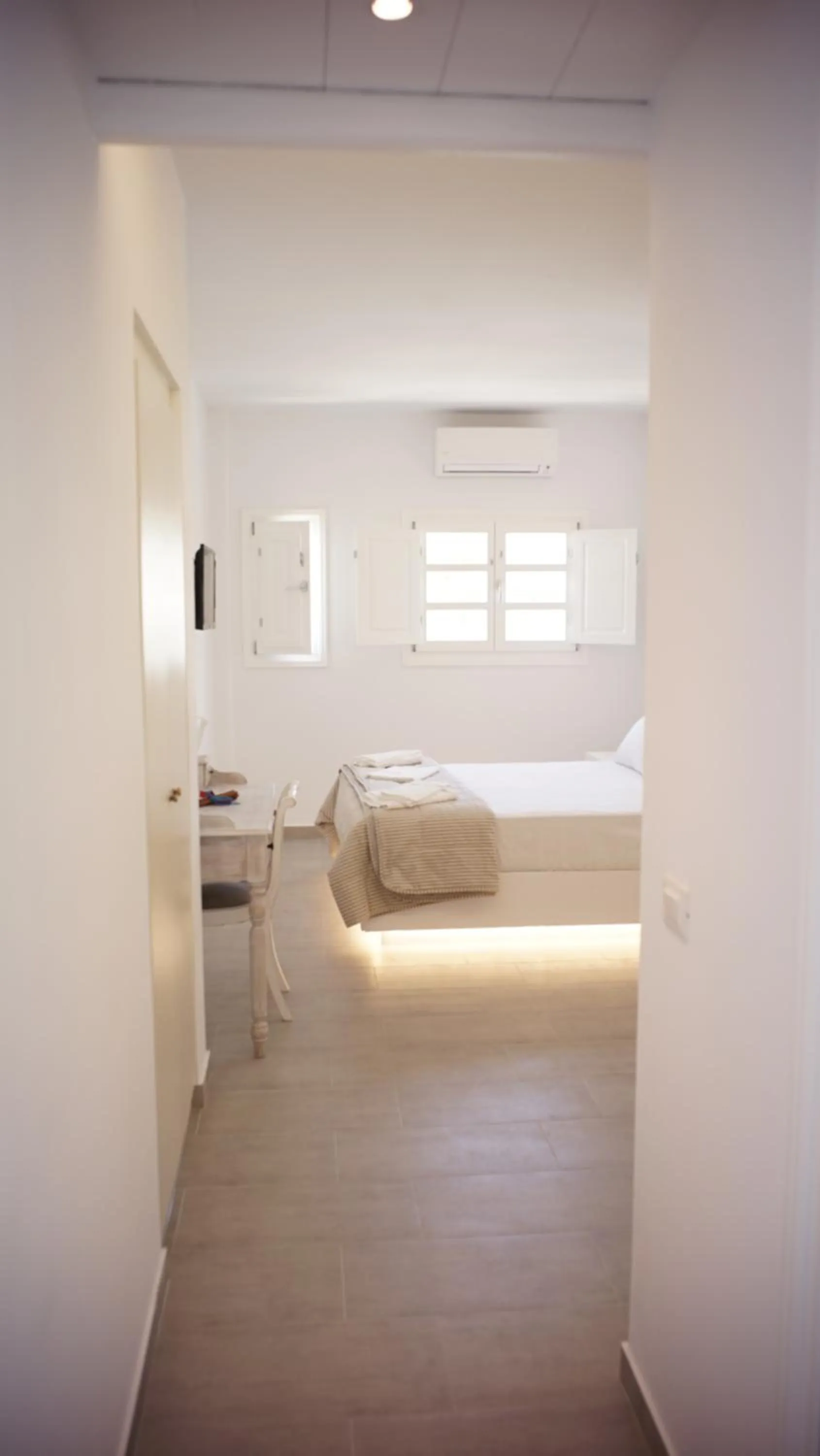 Photo of the whole room, Bed in Paraporti