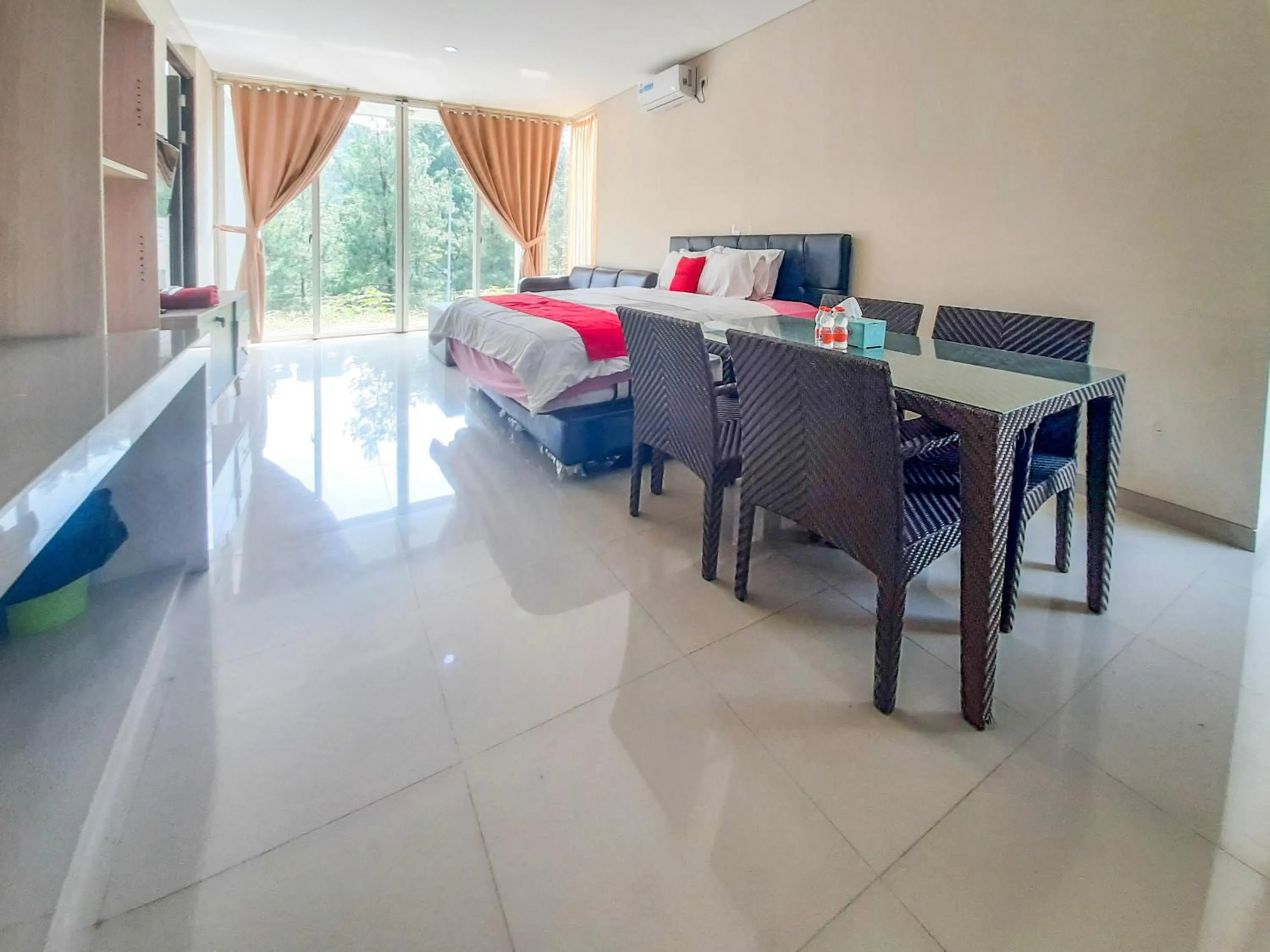 Bedroom in RedDoorz at Villa Taman Dayu Pandaan 2