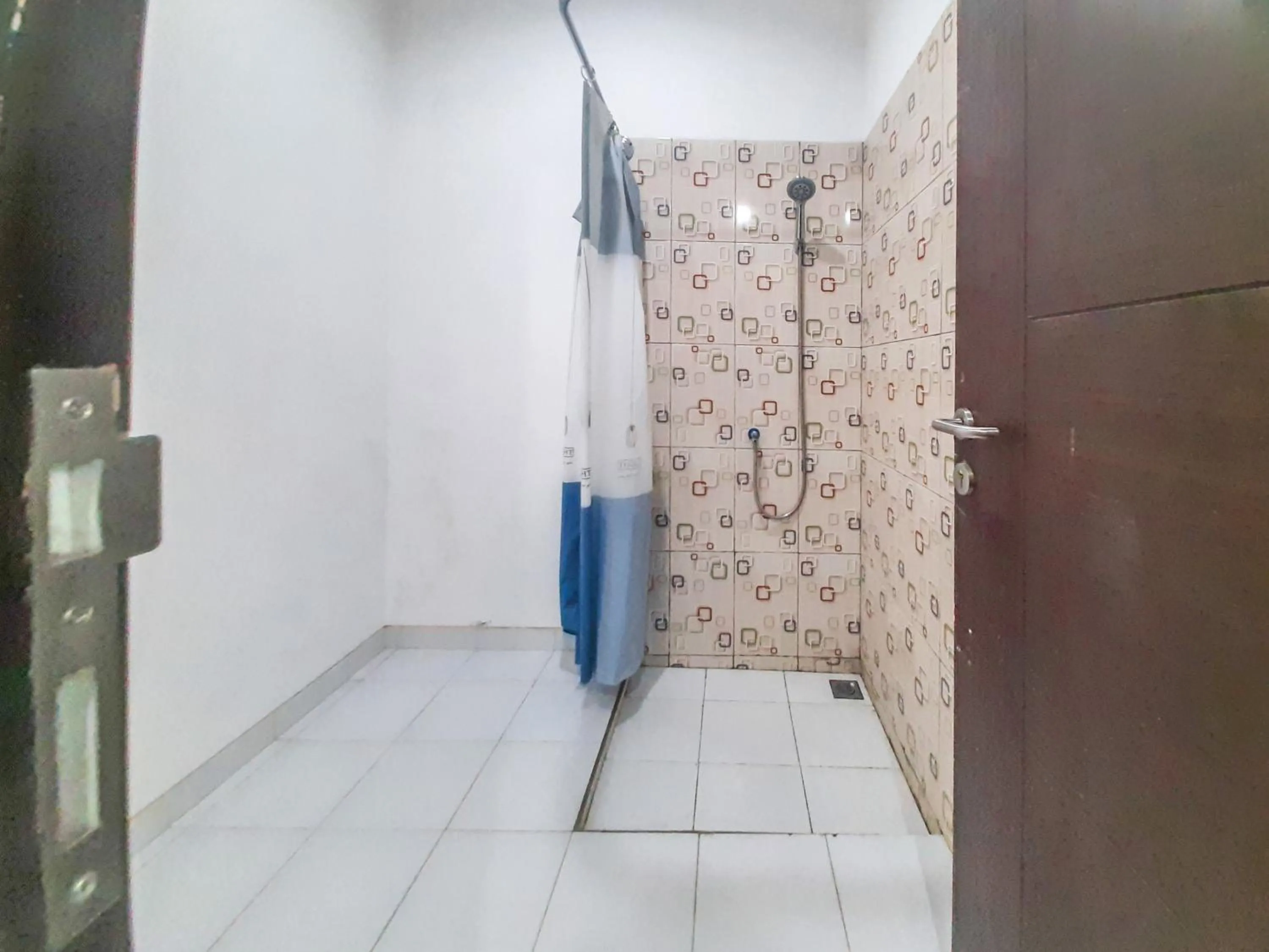 Bathroom in RedDoorz at Villa Taman Dayu Pandaan 2