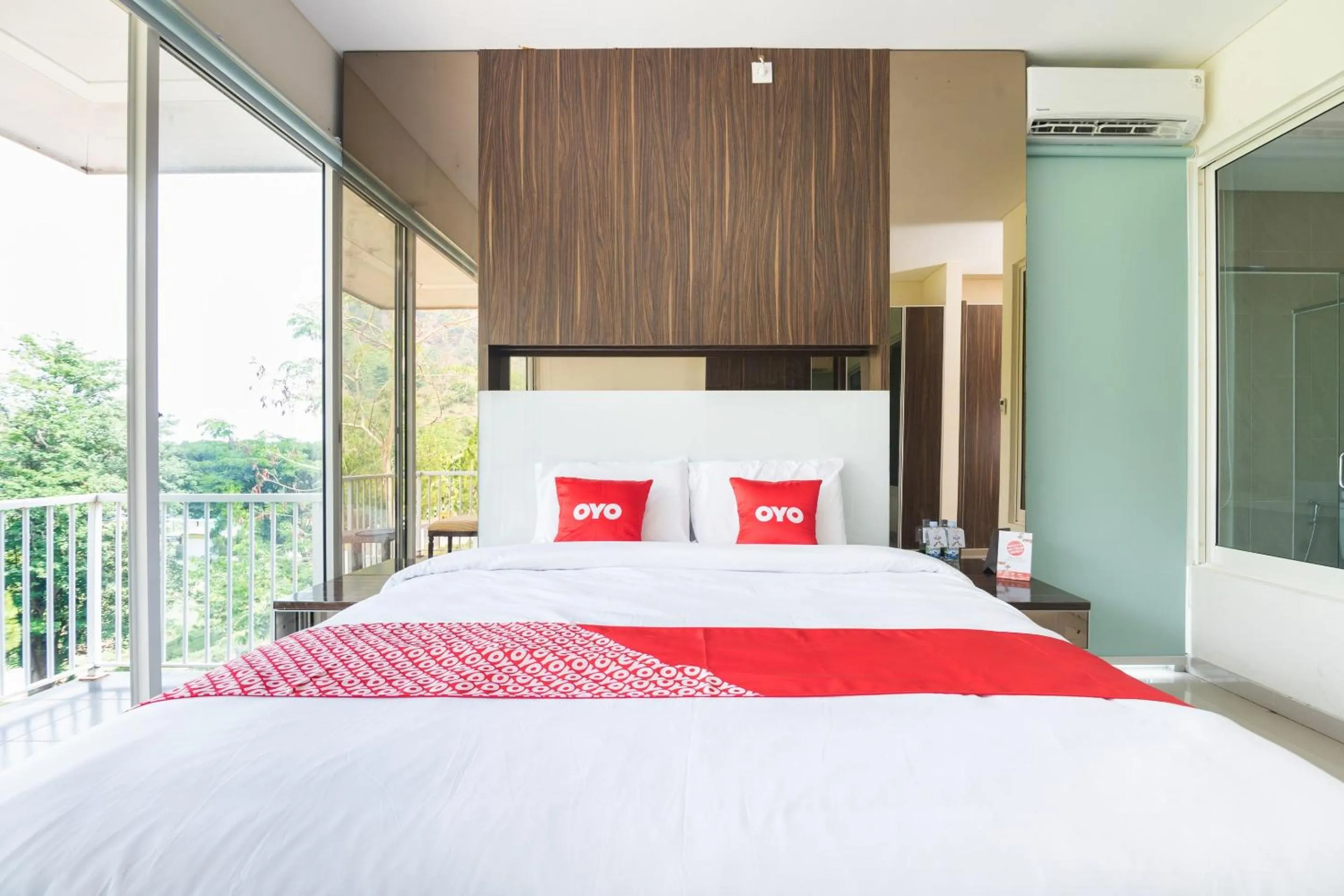Bedroom, Bed in OYO 2001 Taman Dayu Villa Golf View