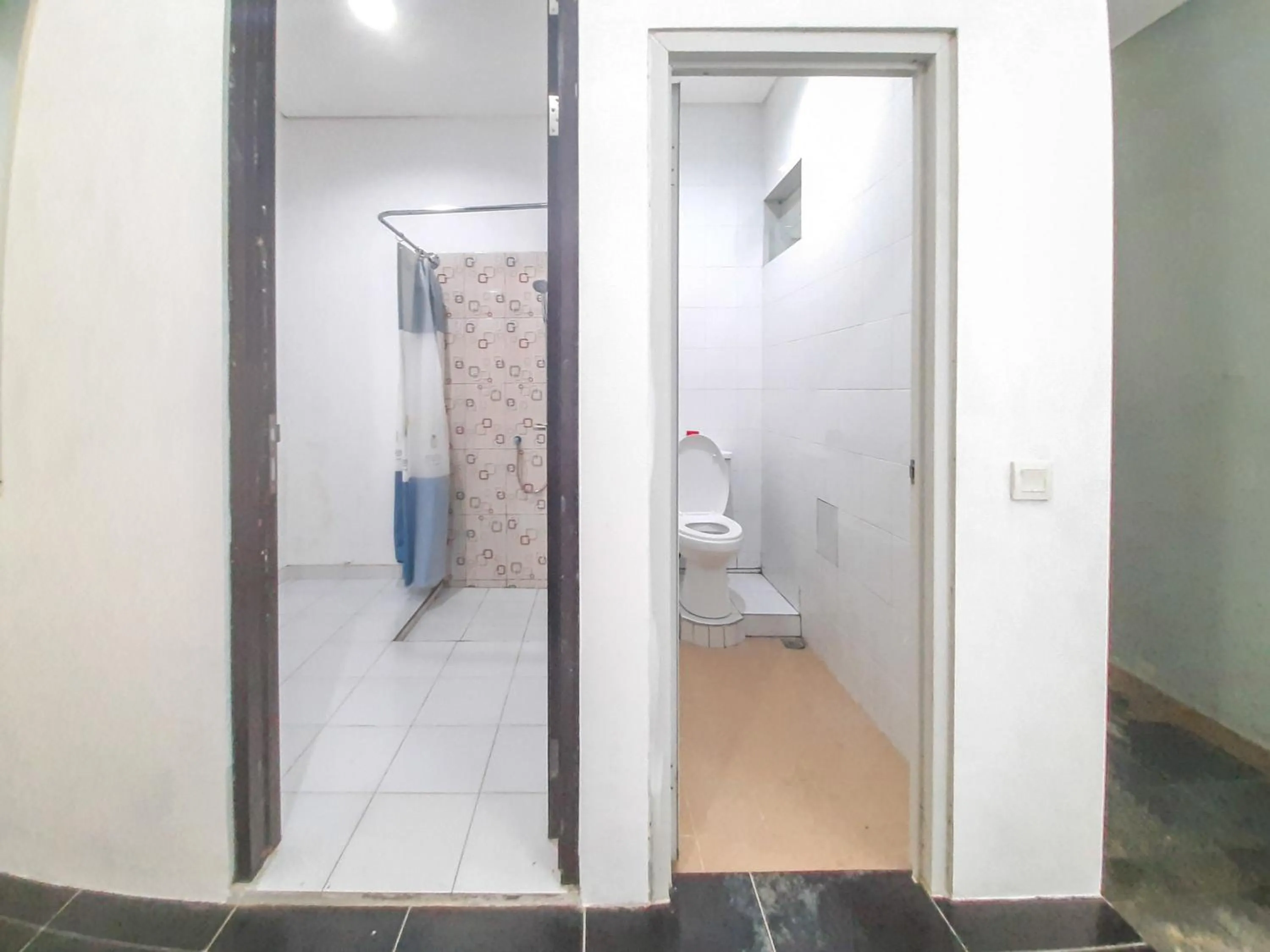 Bathroom in RedDoorz at Villa Taman Dayu Pandaan 2