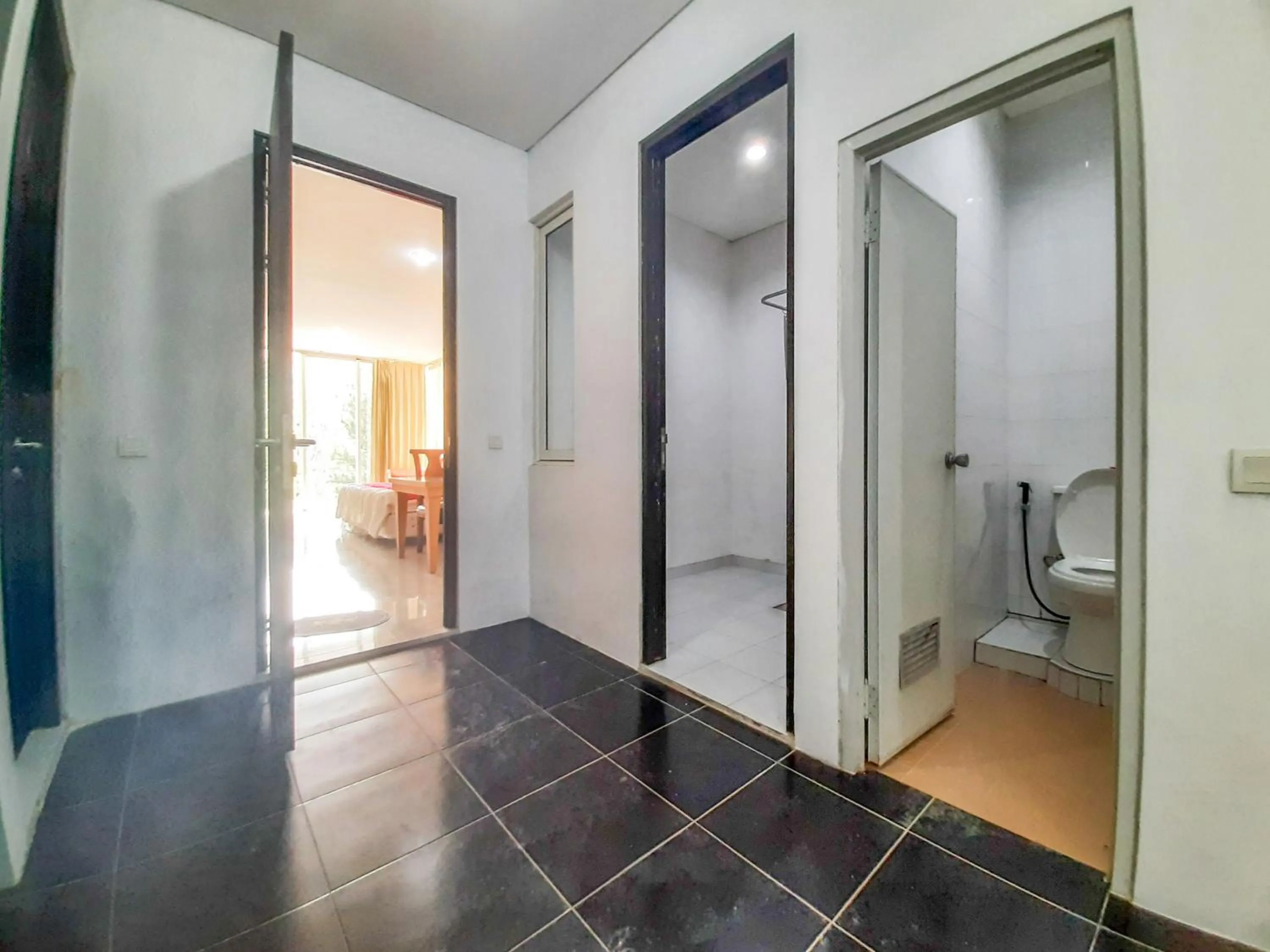 Bathroom in RedDoorz at Villa Taman Dayu Pandaan 2