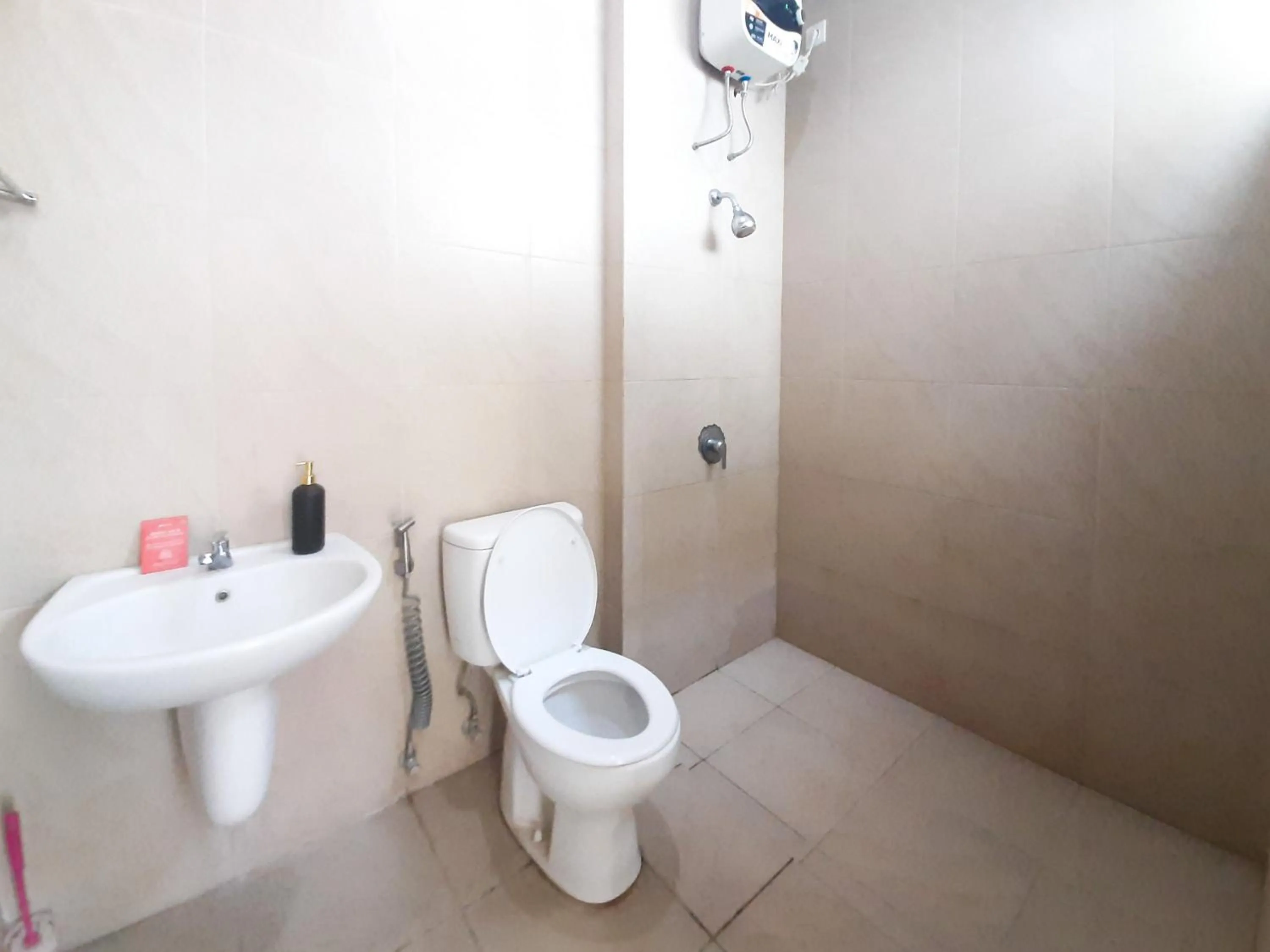 Bathroom in RedDoorz at Villa Taman Dayu Pandaan 2