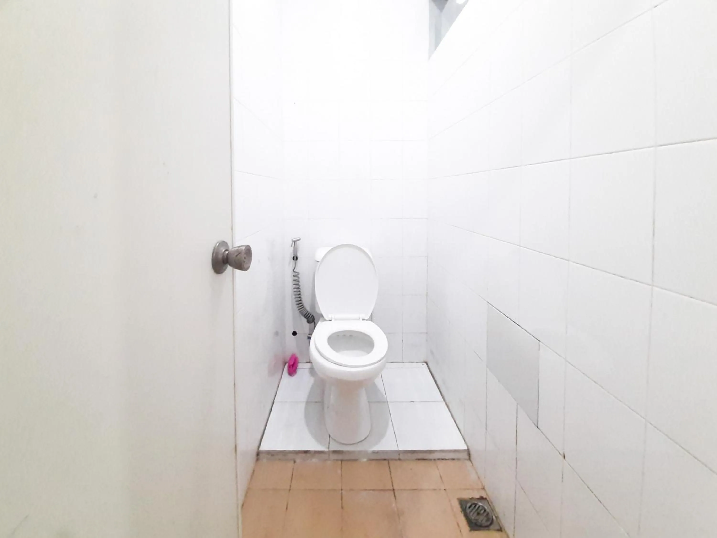 Bathroom in RedDoorz at Villa Taman Dayu Pandaan 2