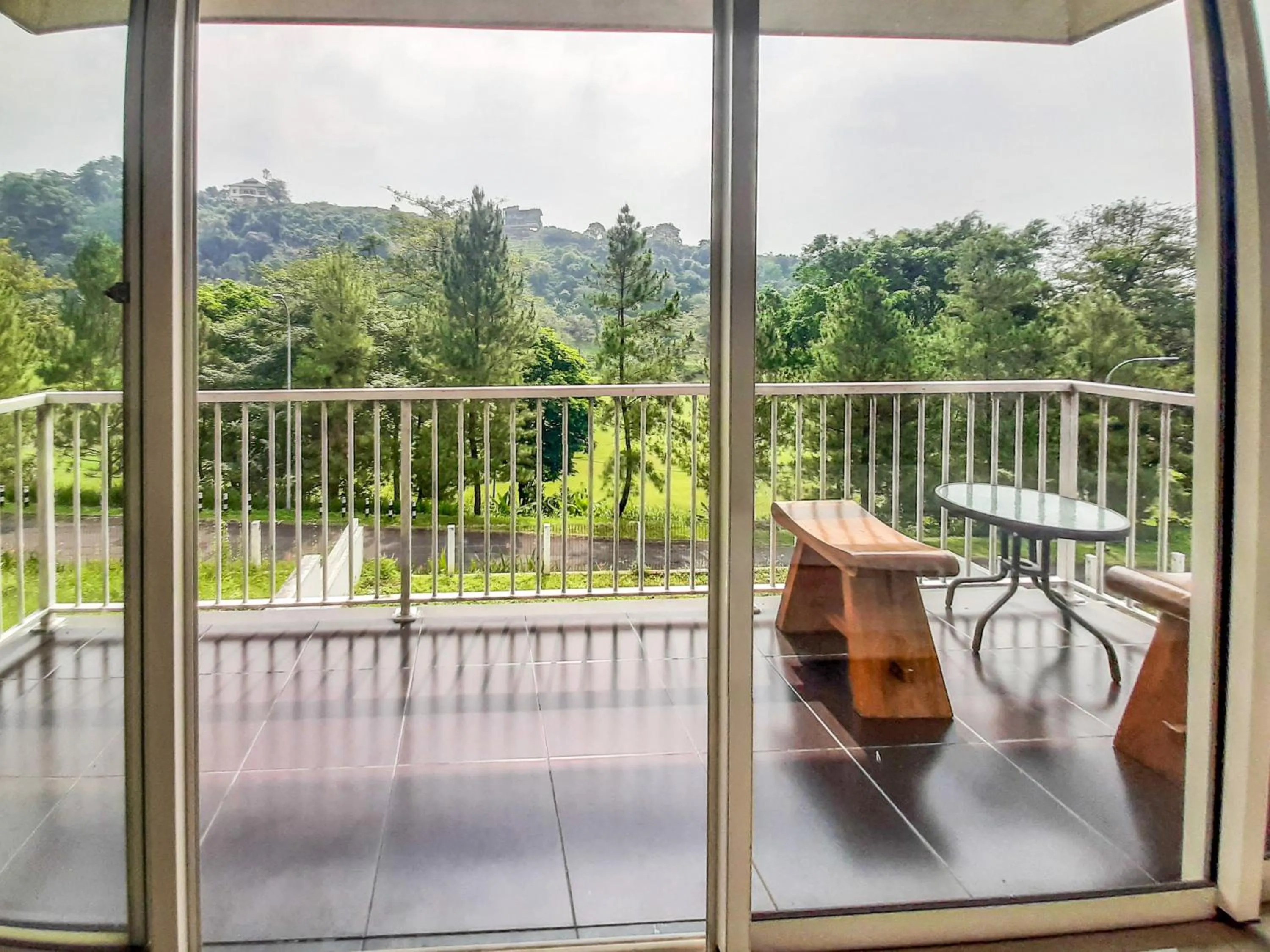 Seating area in RedDoorz at Villa Taman Dayu Pandaan 2