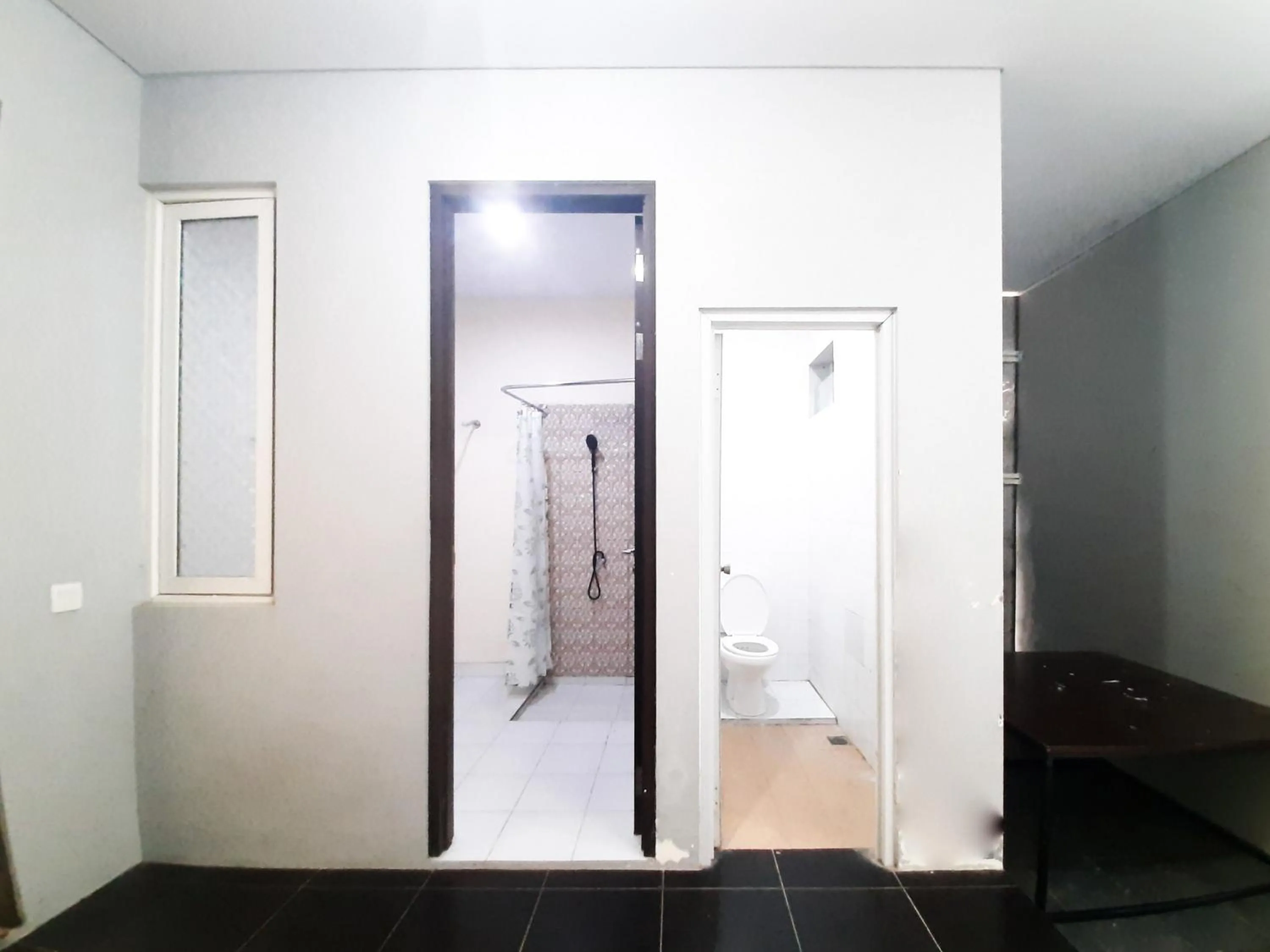 Bathroom in RedDoorz at Villa Taman Dayu Pandaan 2