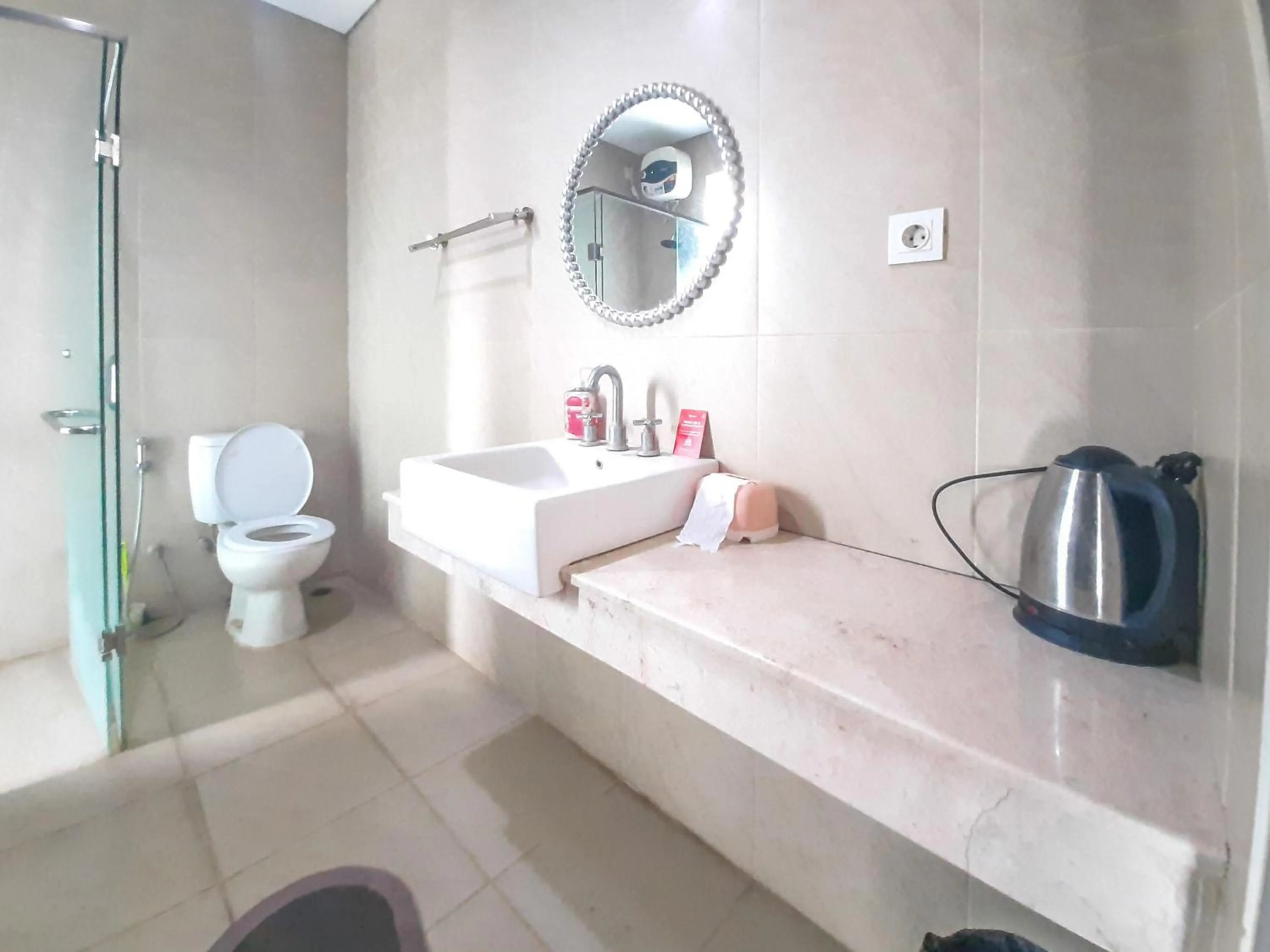 Bathroom in RedDoorz at Villa Taman Dayu Pandaan 2