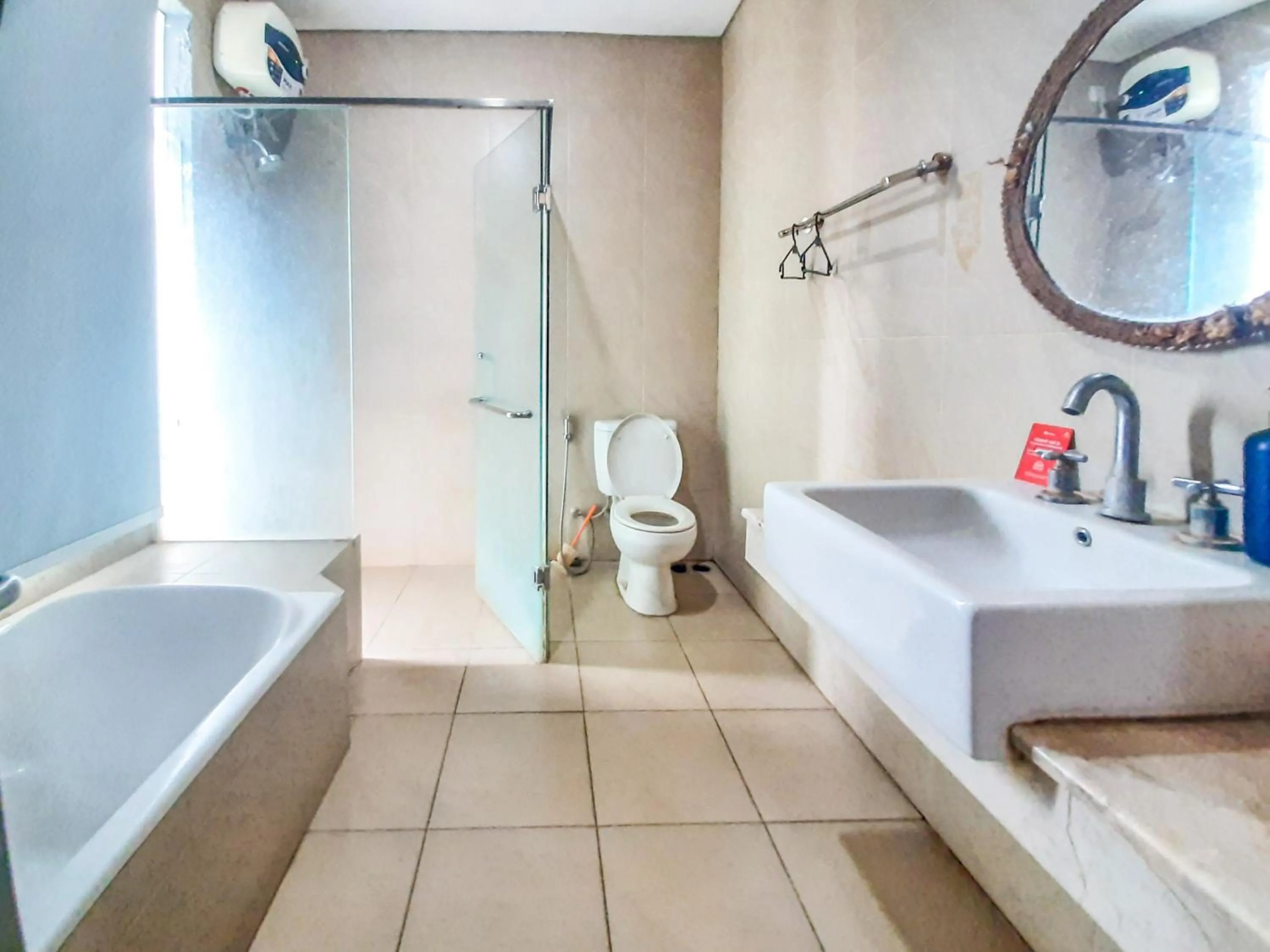 Bathroom in RedDoorz at Villa Taman Dayu Pandaan 2