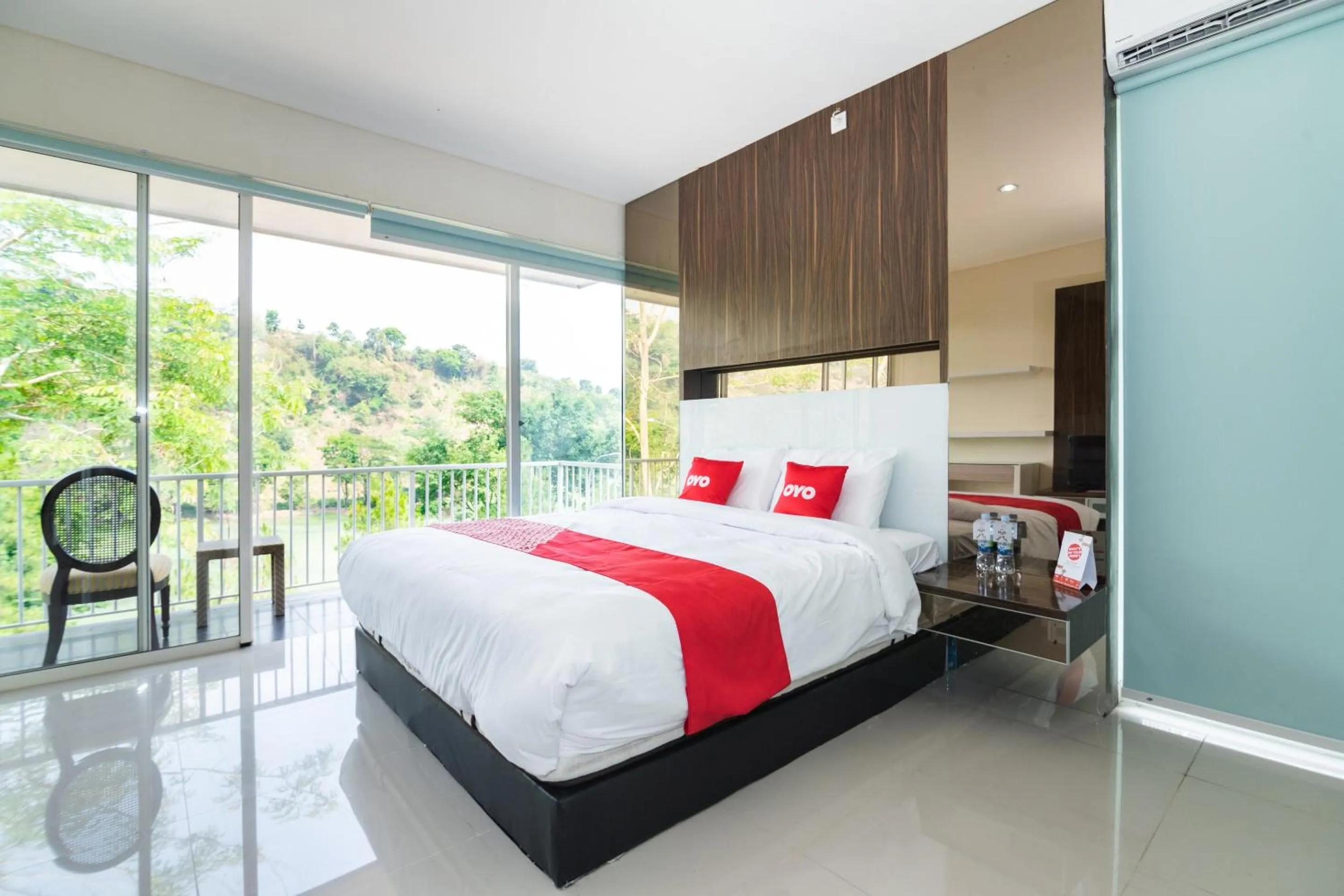 Bedroom, Bed in OYO 2001 Taman Dayu Villa Golf View