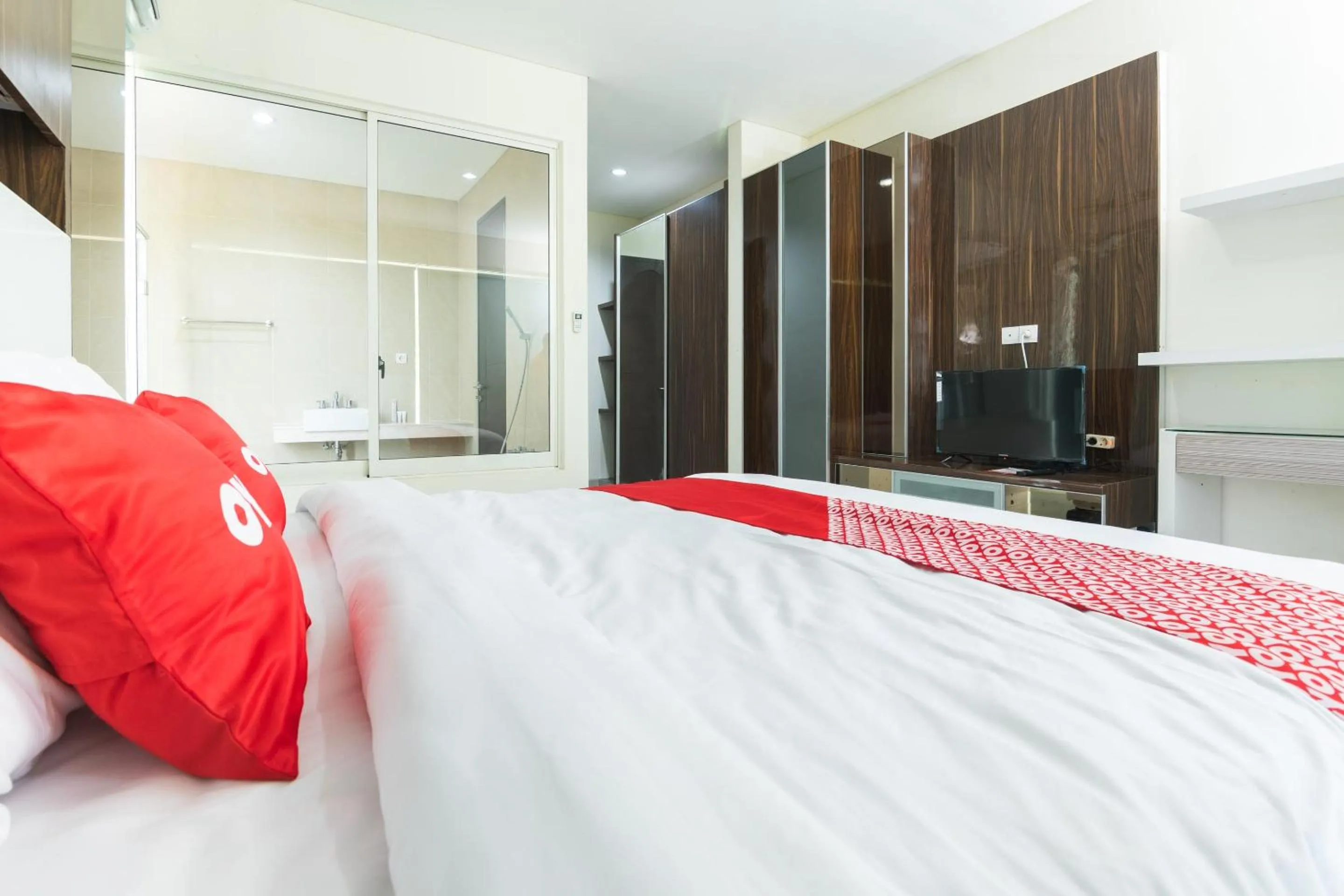 Bedroom, Bed in OYO 2001 Taman Dayu Villa Golf View