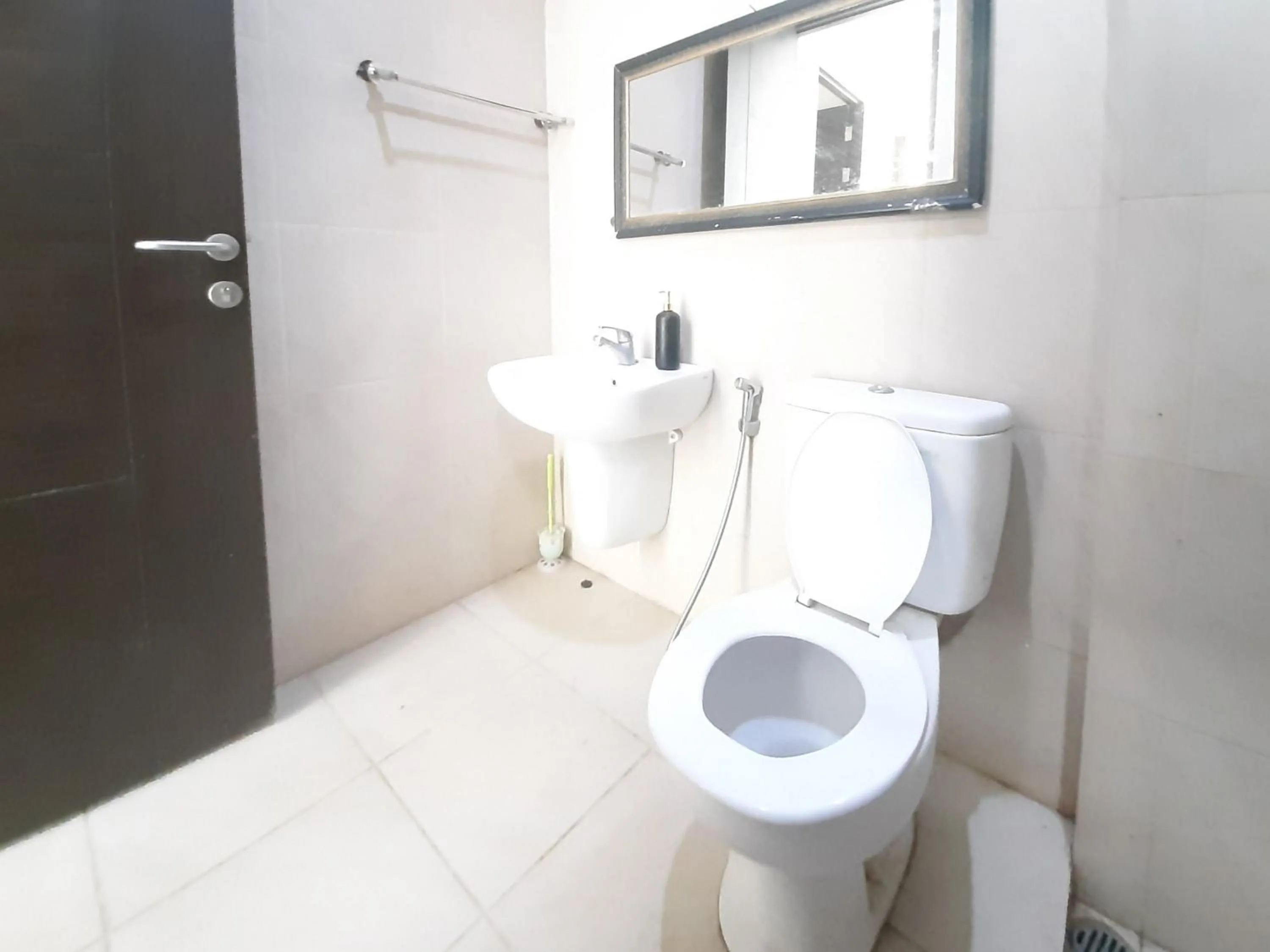 Bathroom in RedDoorz at Villa Taman Dayu Pandaan 2