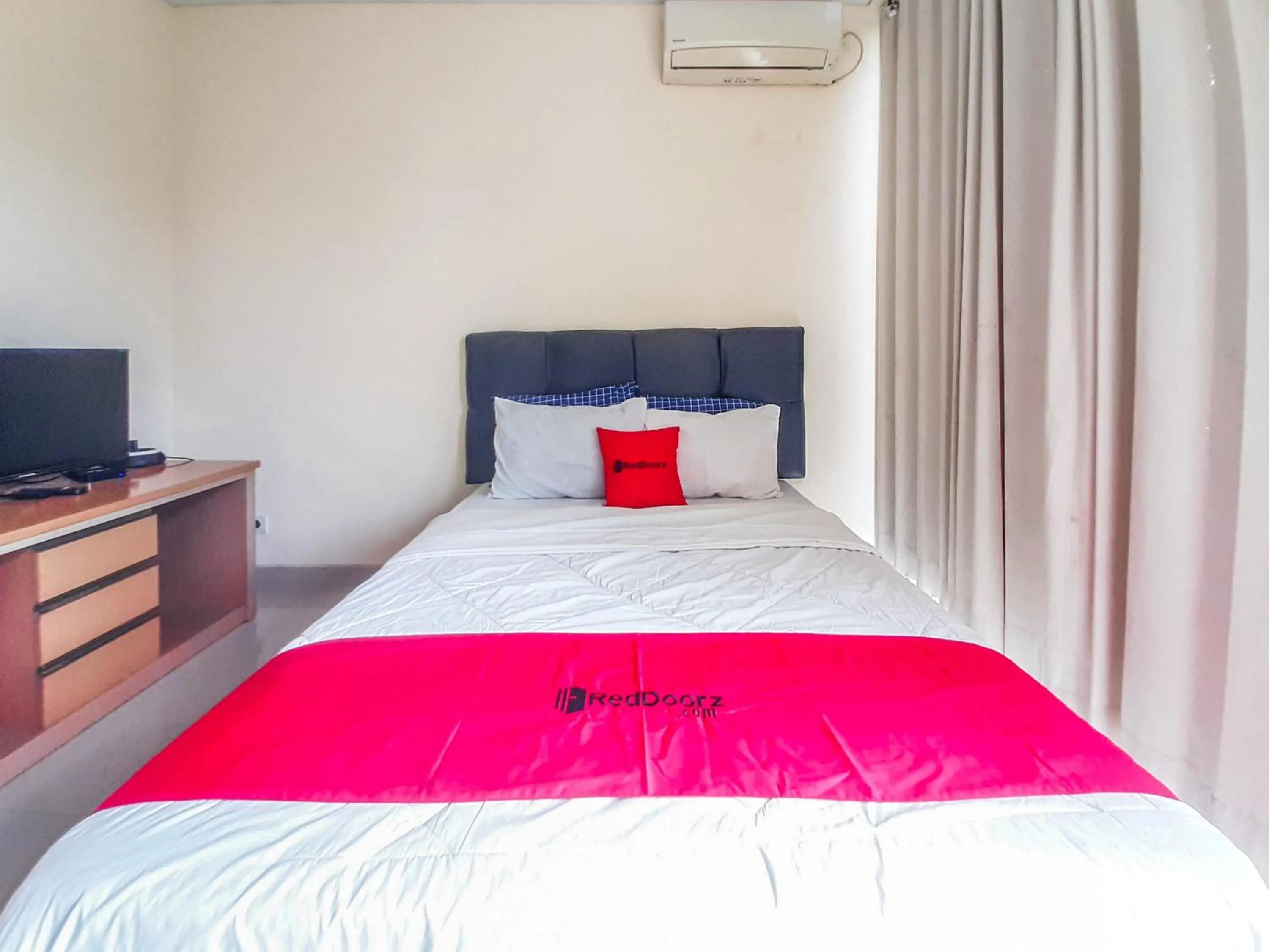 Bedroom in RedDoorz at Villa Taman Dayu Pandaan 2