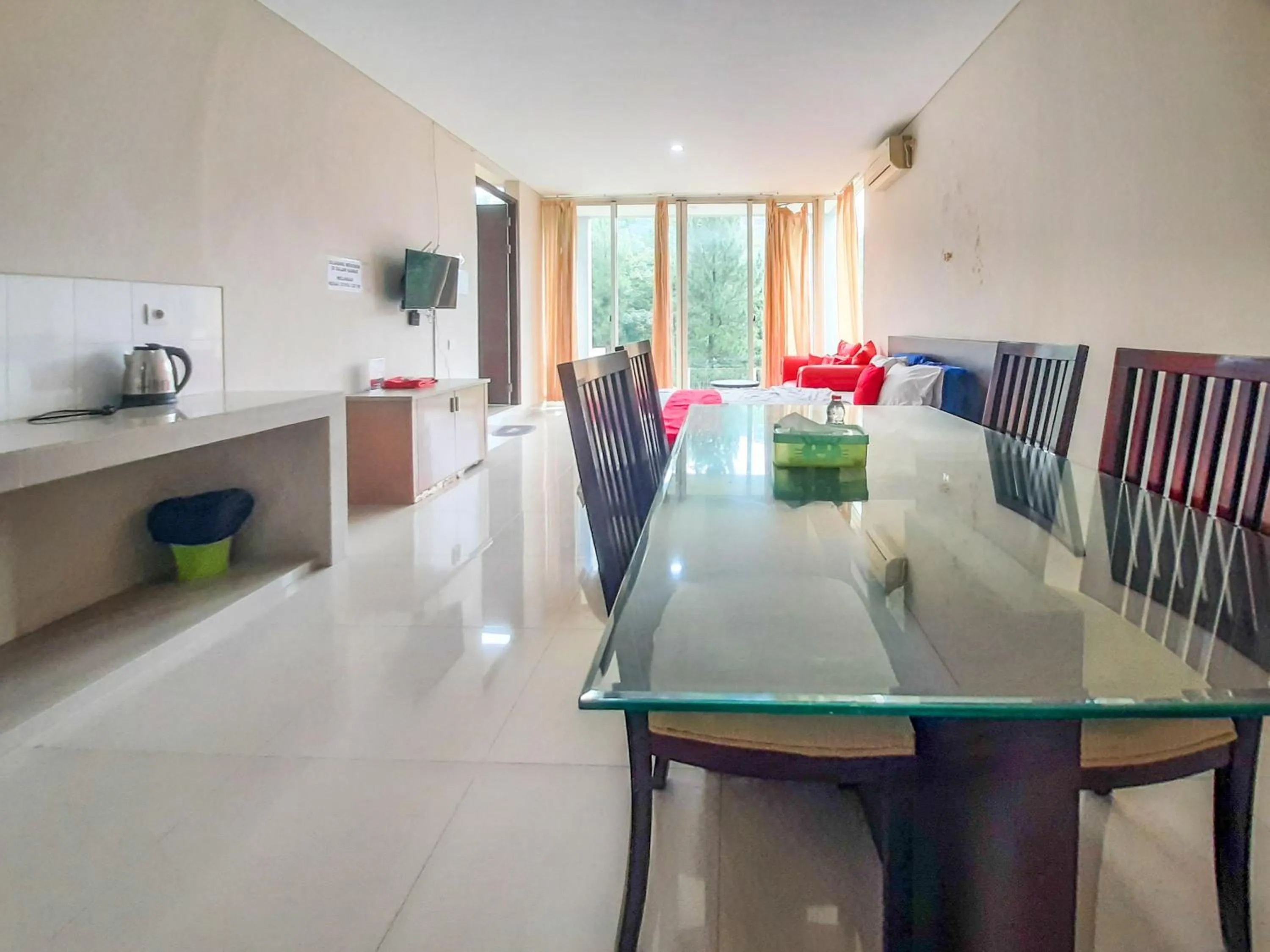 Seating area in RedDoorz at Villa Taman Dayu Pandaan 2