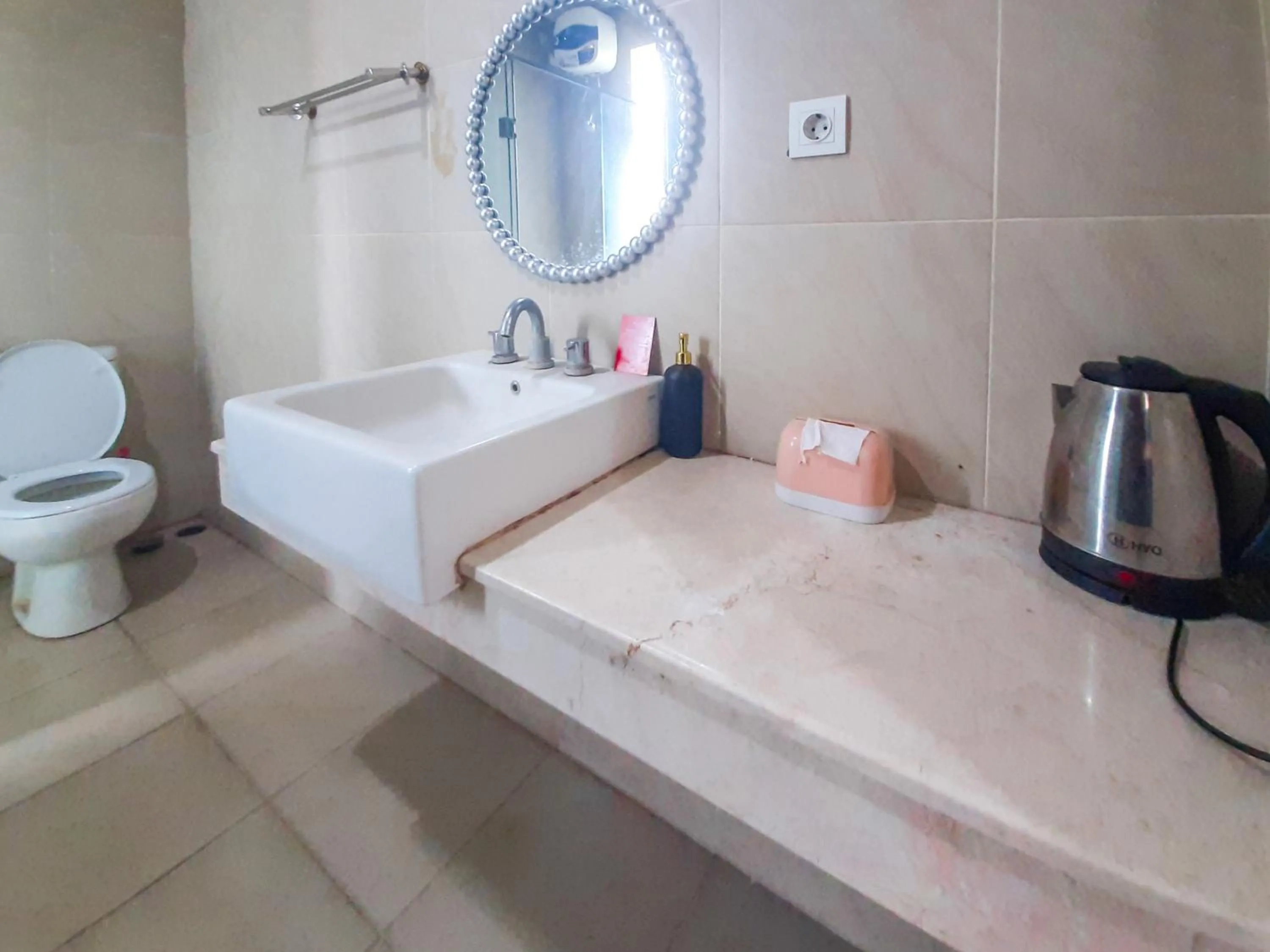 Bathroom in RedDoorz at Villa Taman Dayu Pandaan 2