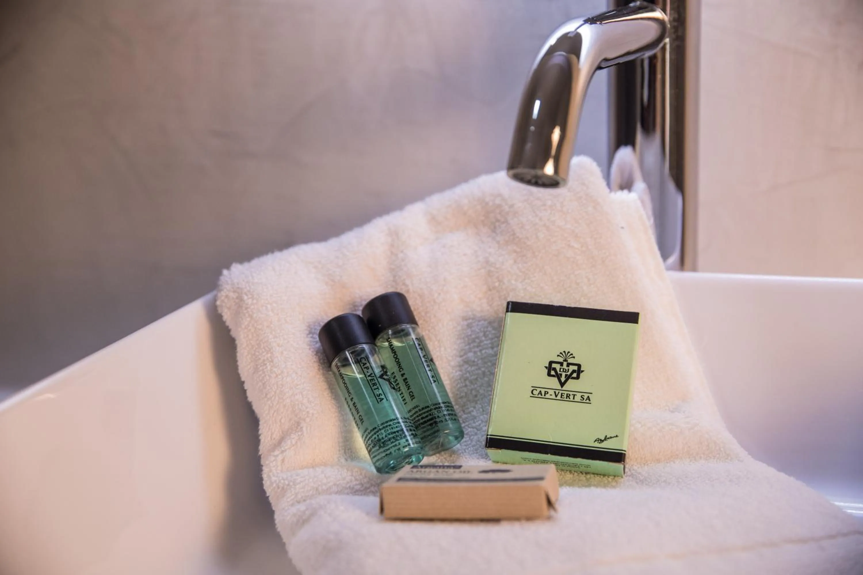 Shower in Airport Hotel Casino du Cap-vert