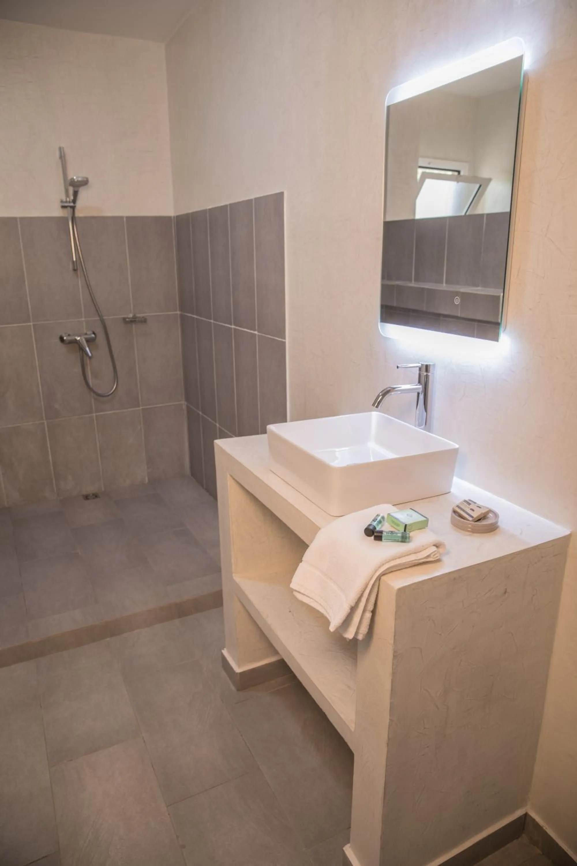 Shower in Airport Hotel Casino du Cap-vert