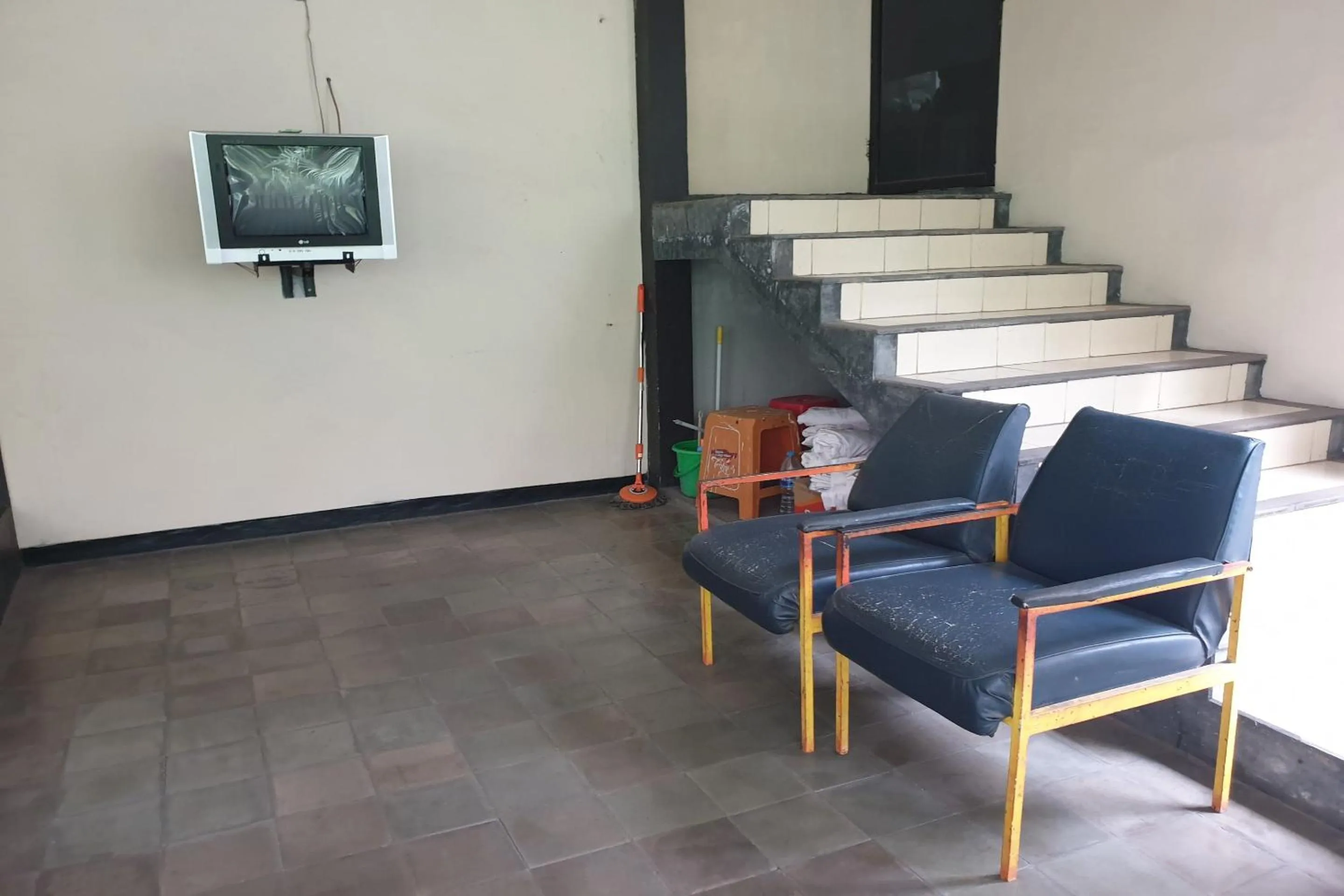 Lobby or reception in OYO Life 2090 Ratna Backpacker Syariah