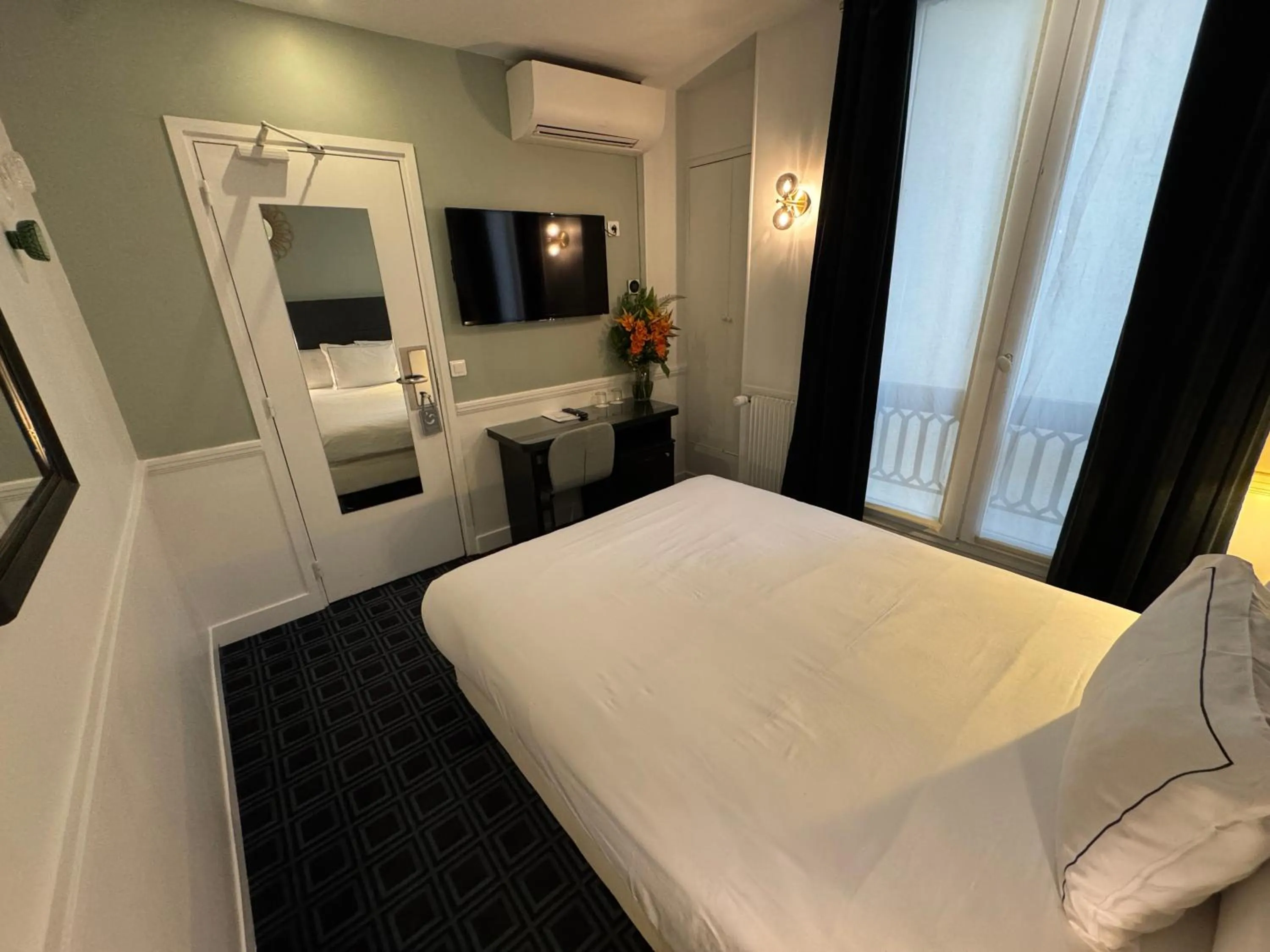 Photo of the whole room, Bed in Hôtel Etoile Trocadéro