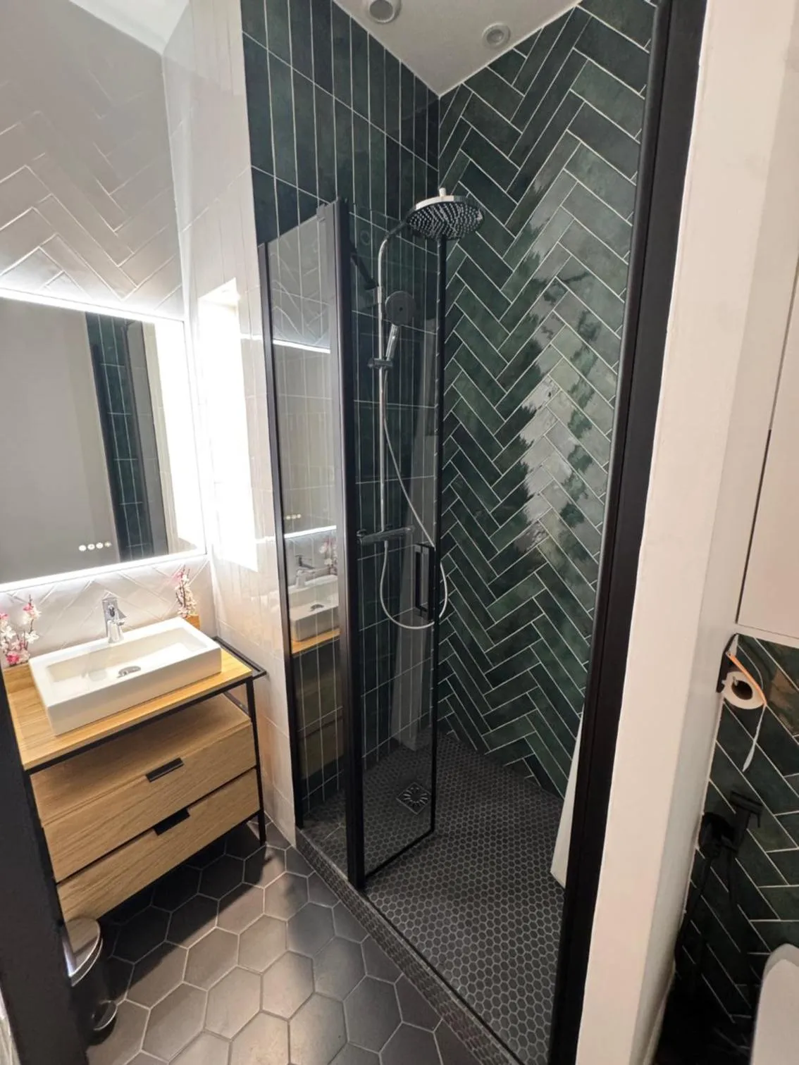 Bathroom in Hôtel Etoile Trocadéro