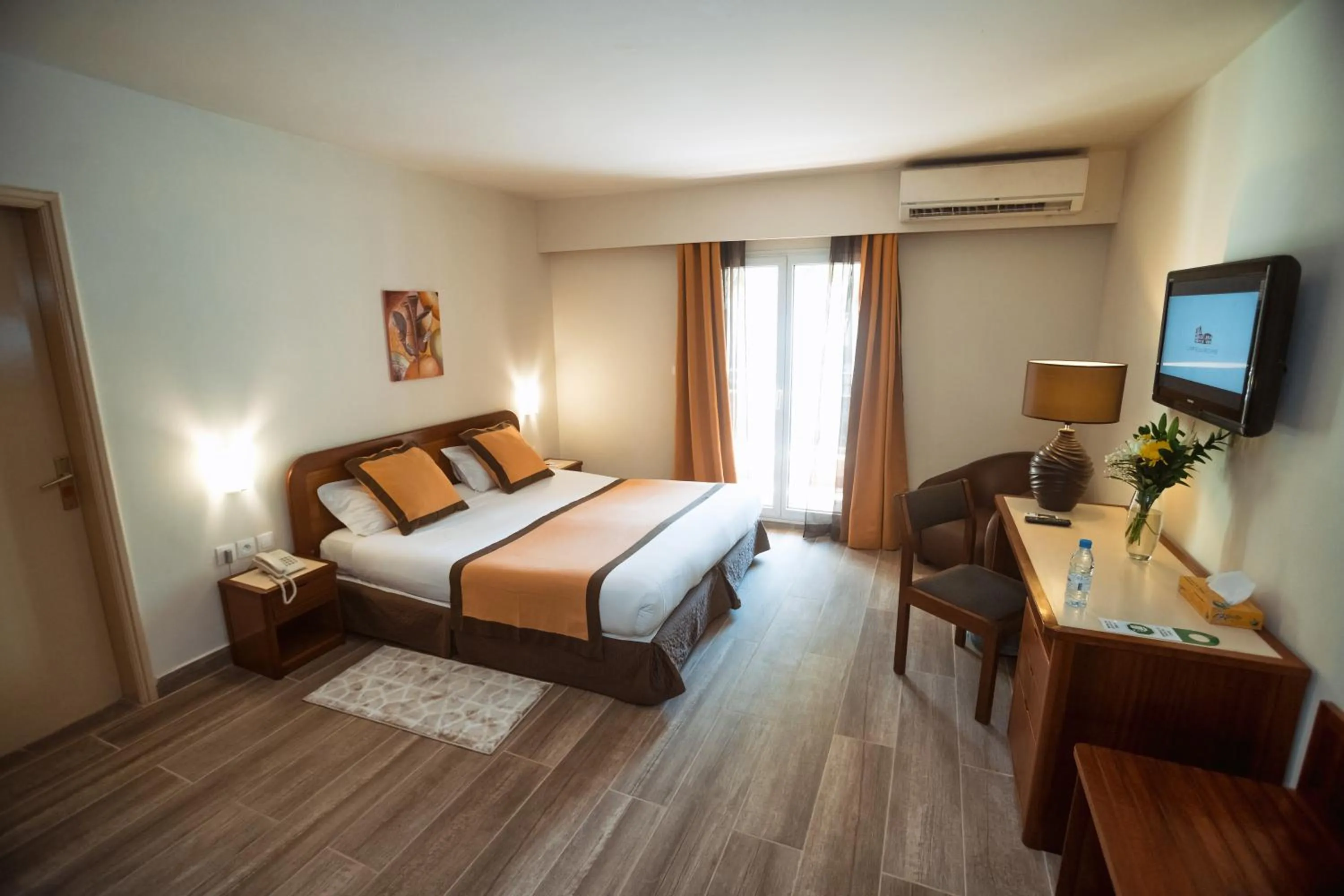 Photo of the whole room, Bed in Café de Rome