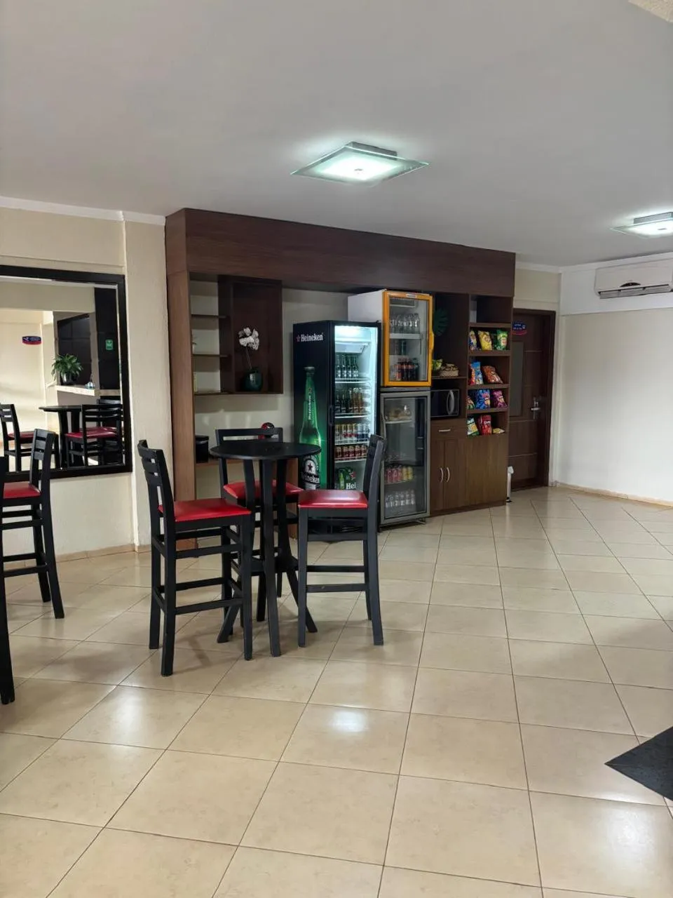 microwave in Druds Hotel