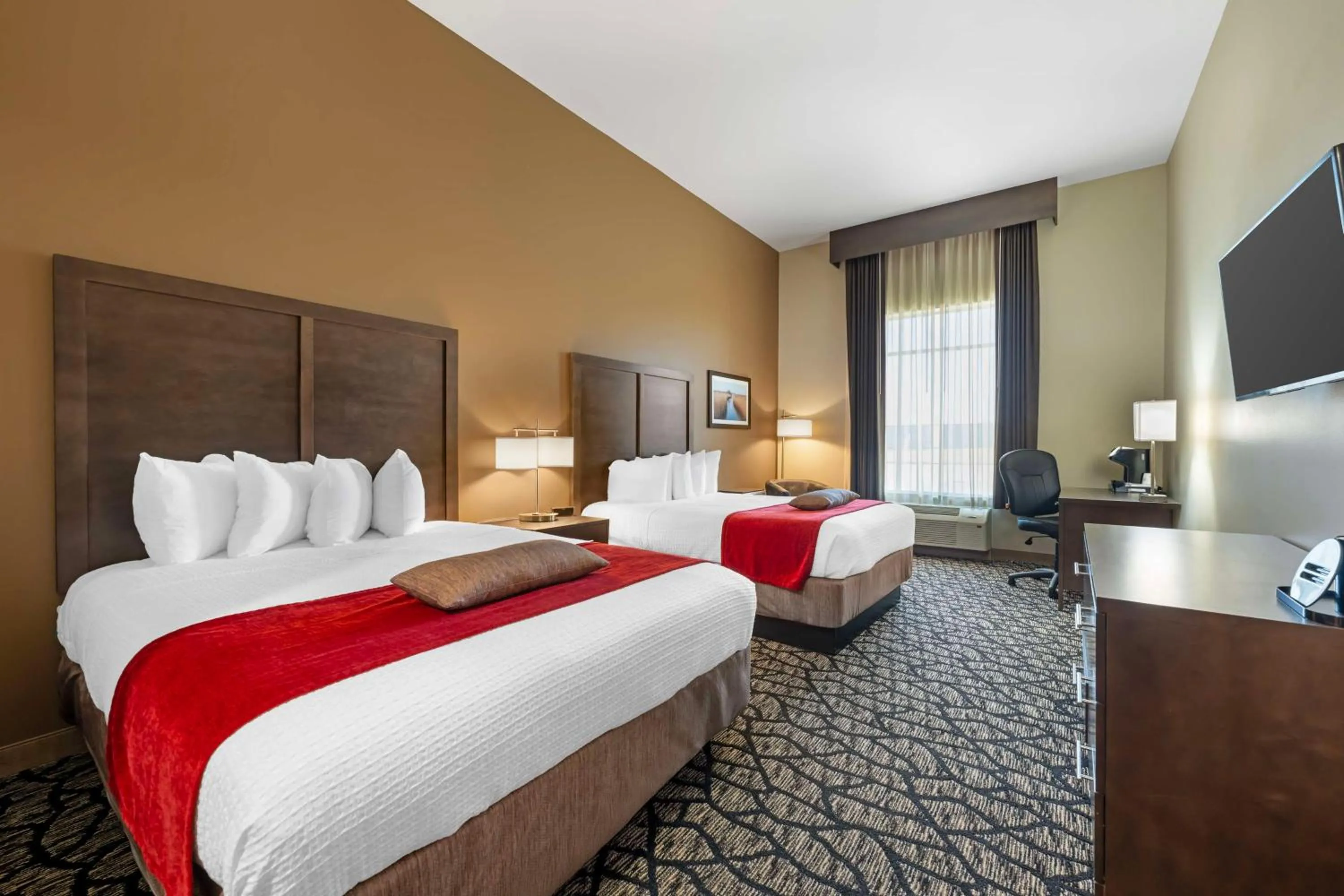 Bedroom, Bed in Best Western Plus Lakeview Hotel