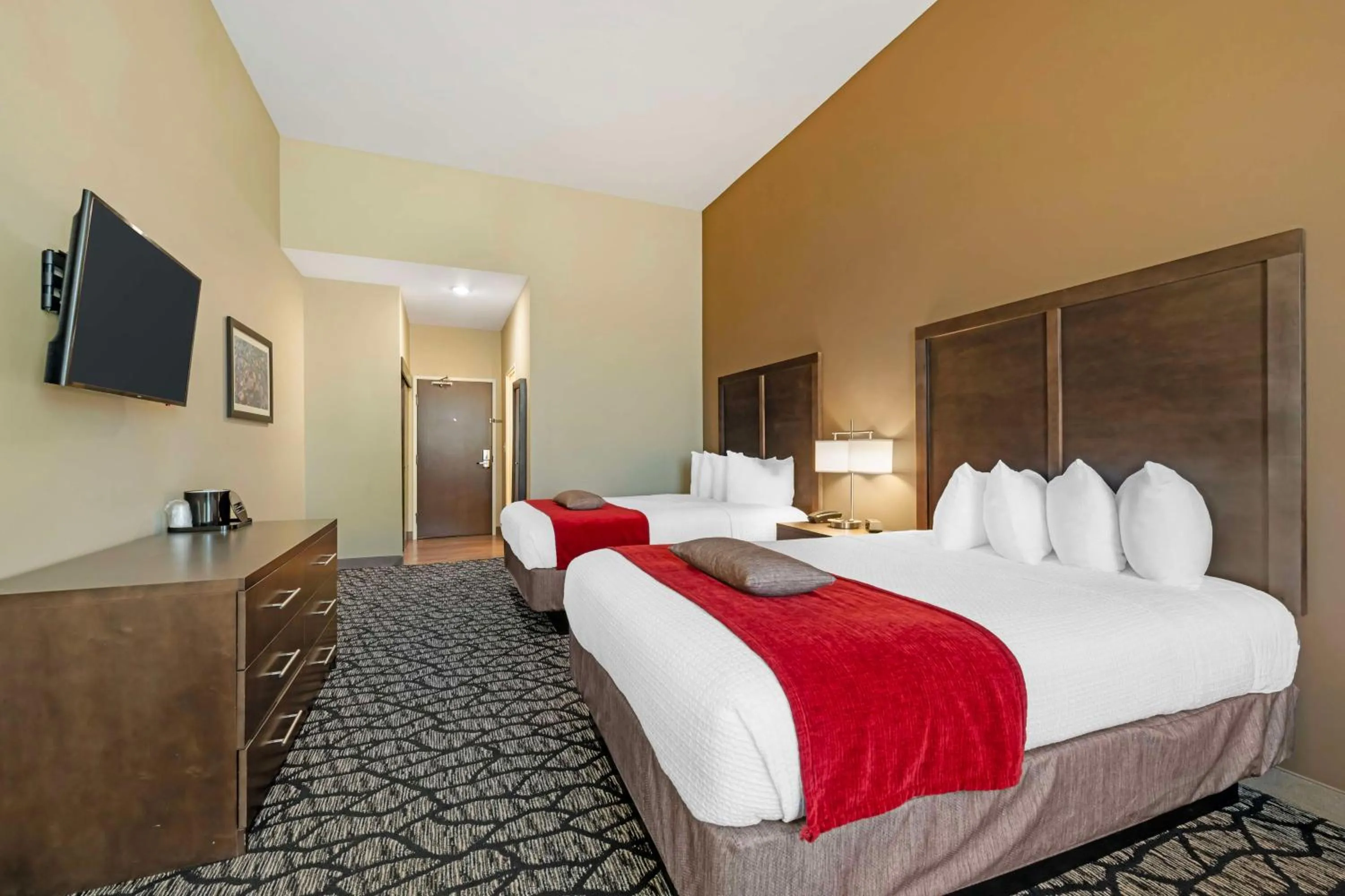 Bedroom, Bed in Best Western Plus Lakeview Hotel