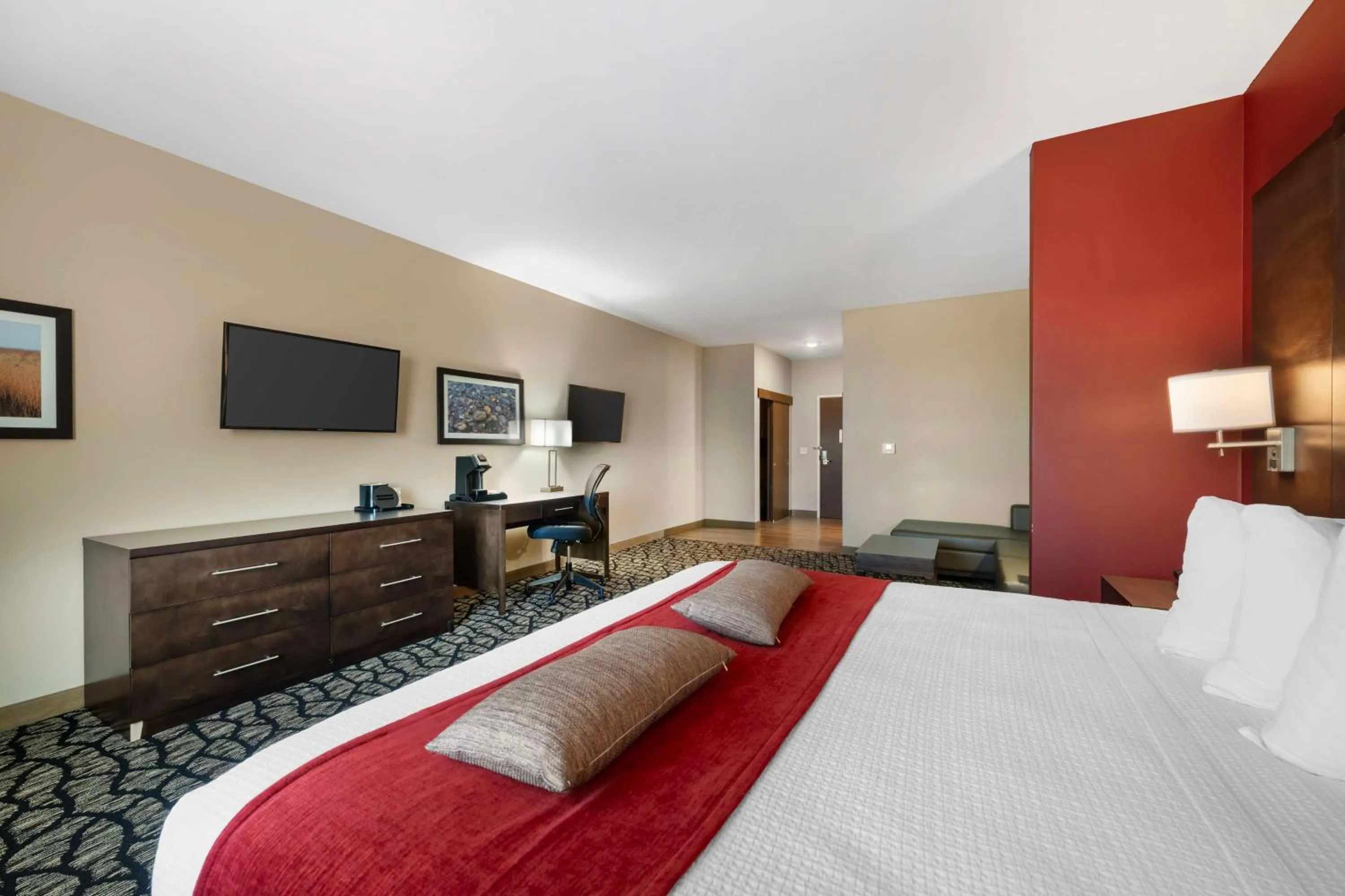 Bedroom, Bed in Best Western Plus Lakeview Hotel
