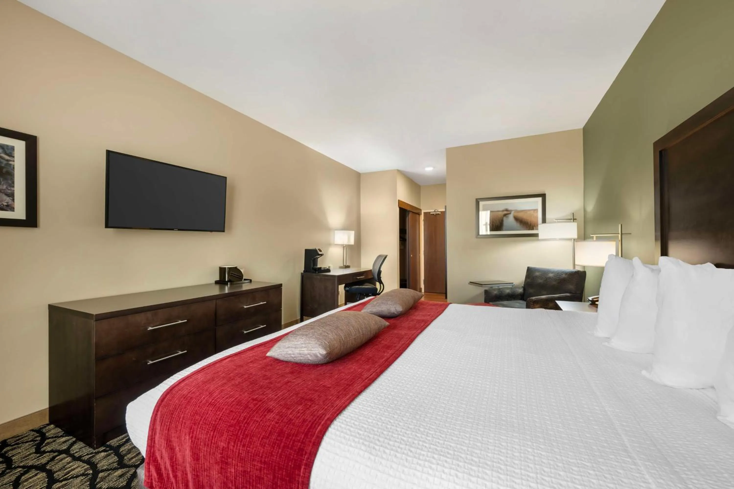 Bedroom, Bed in Best Western Plus Lakeview Hotel