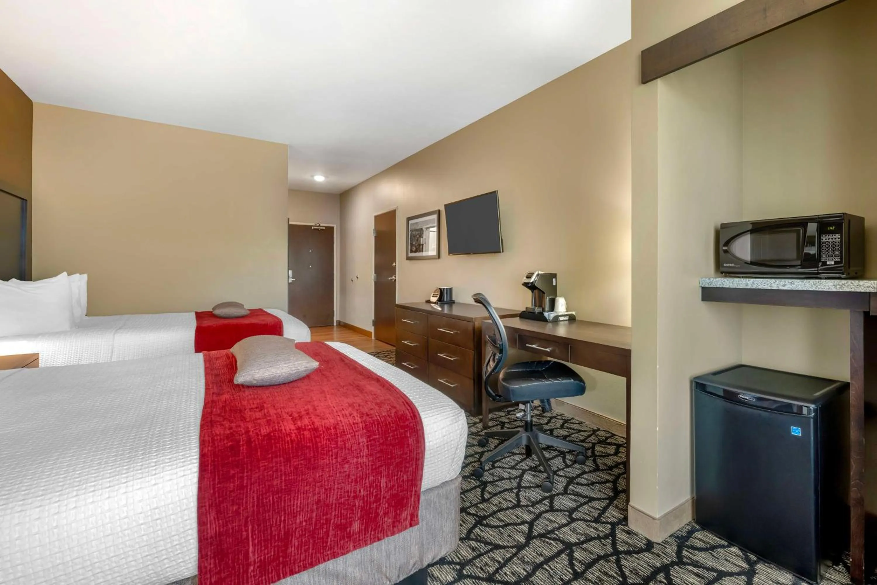 Bedroom, Bed in Best Western Plus Lakeview Hotel