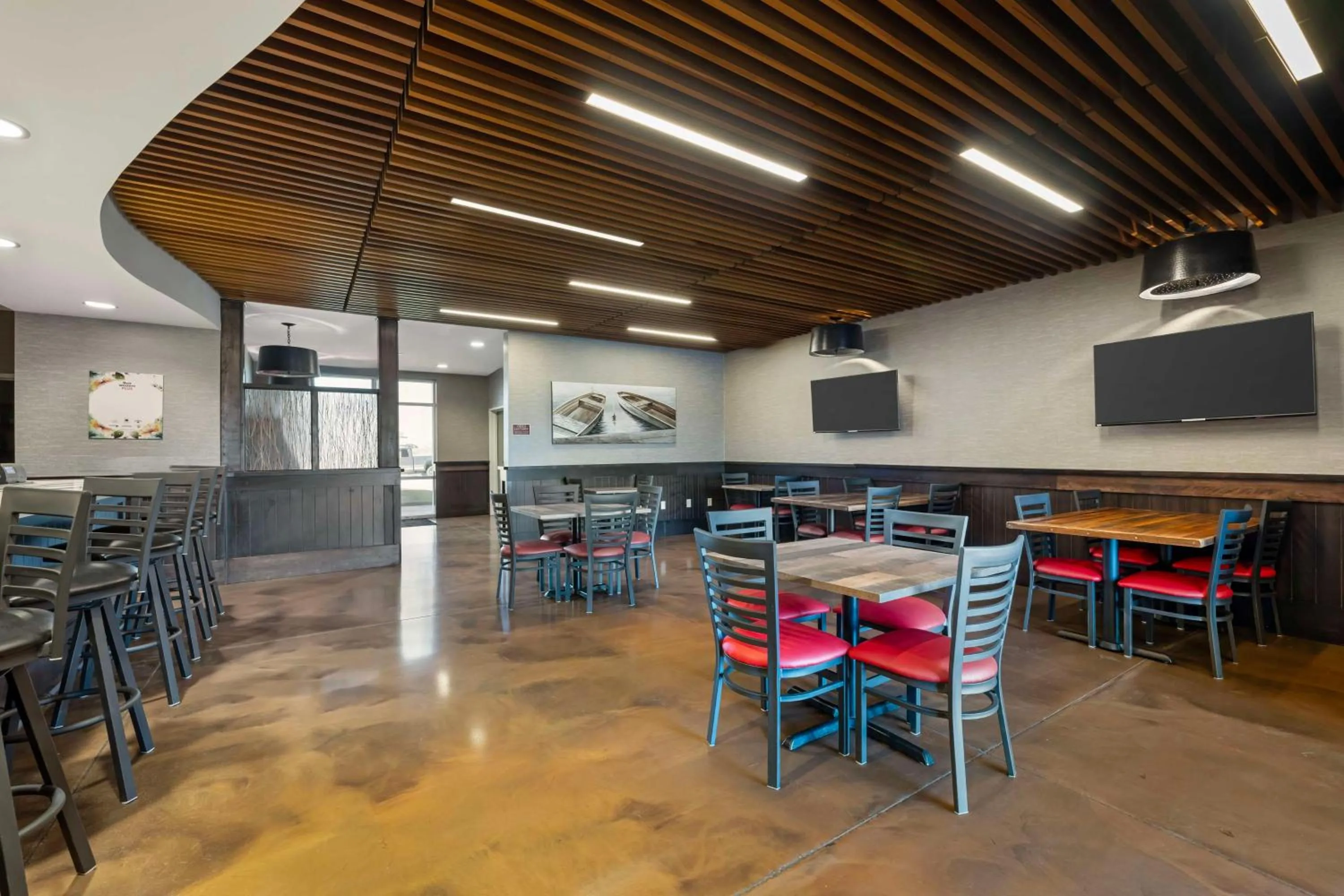 Lounge or bar in Best Western Plus Lakeview Hotel